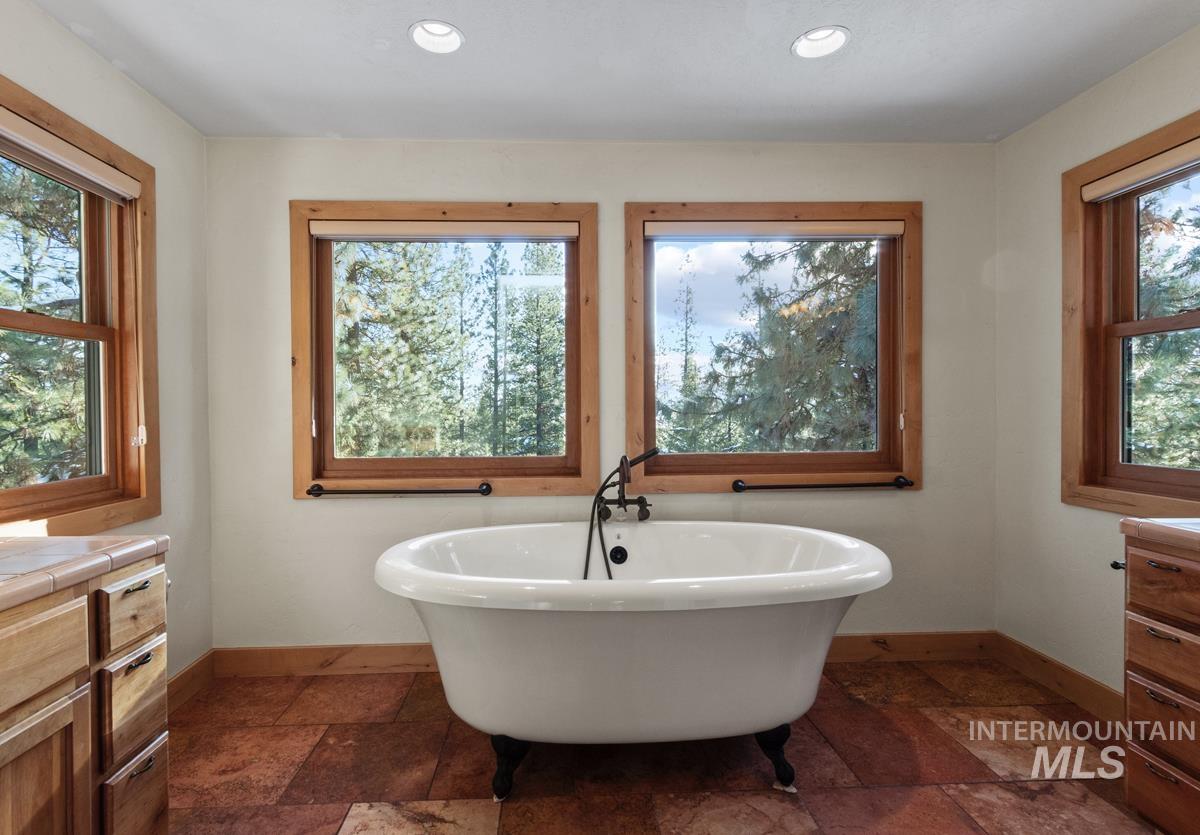 4 Chino Spur, Cascade, Idaho 83611, 3 Bedrooms, 3 Bathrooms, Residential For Sale, Price $1,700,000, 98979125