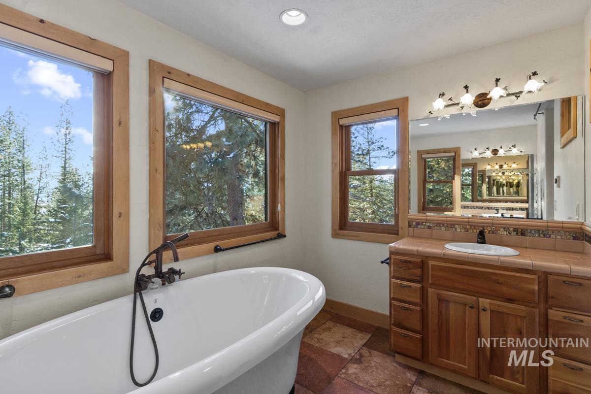 4 Chino Spur, Cascade, Idaho 83611, 3 Bedrooms, 3 Bathrooms, Residential For Sale, Price $1,700,000, 98979125