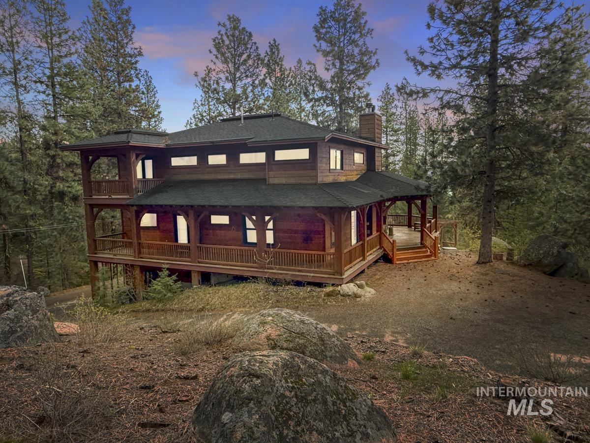 4 Chino Spur, Cascade, Idaho 83611, 3 Bedrooms, 3 Bathrooms, Residential For Sale, Price $1,700,000, 98979125