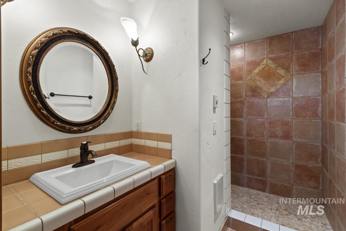 4 Chino Spur, Cascade, Idaho 83611, 3 Bedrooms, 3 Bathrooms, Residential For Sale, Price $1,700,000, 98979125