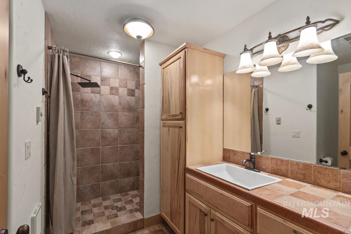 4 Chino Spur, Cascade, Idaho 83611, 3 Bedrooms, 3 Bathrooms, Residential For Sale, Price $1,700,000, 98979125