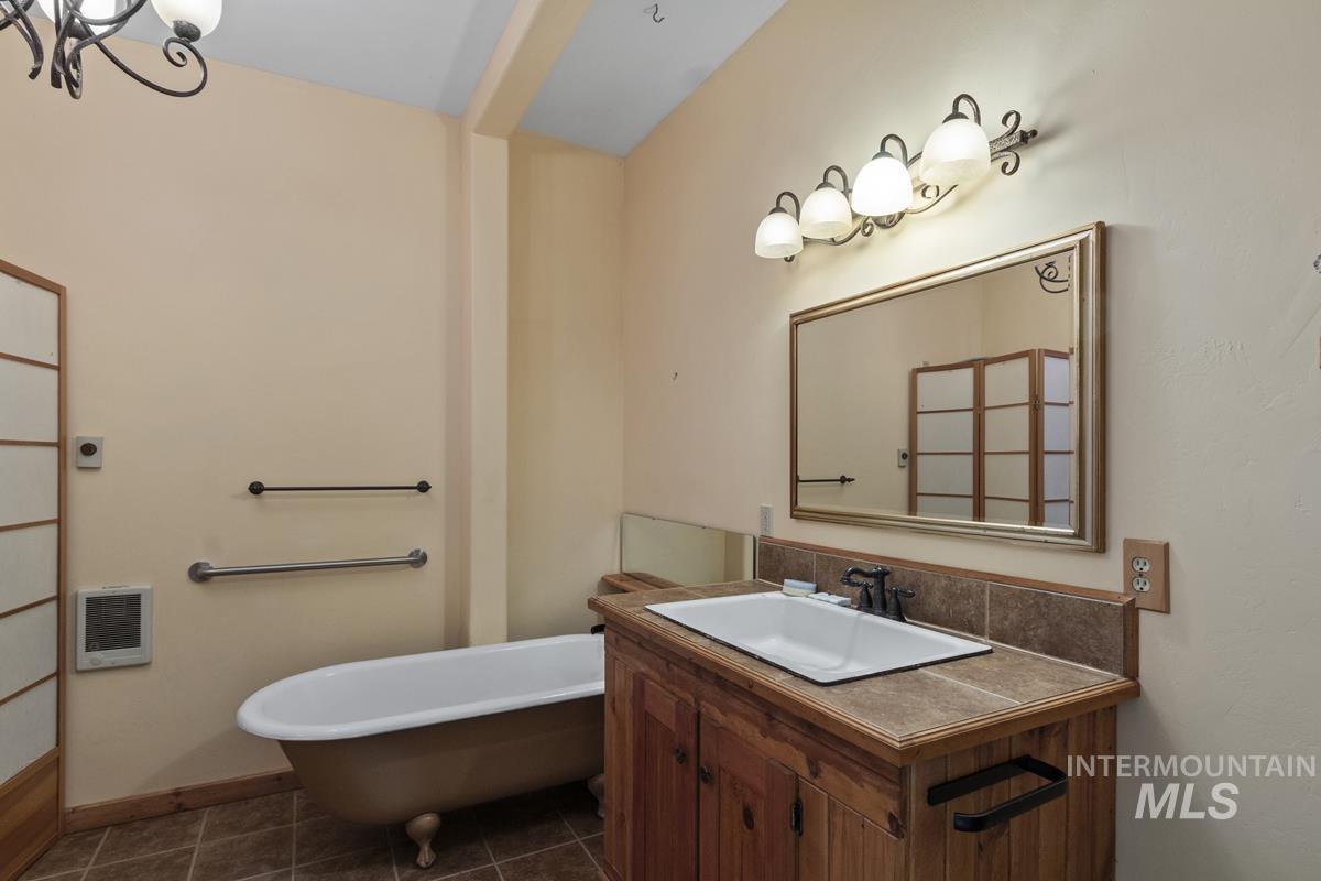 4 Chino Spur, Cascade, Idaho 83611, 3 Bedrooms, 3 Bathrooms, Residential For Sale, Price $1,700,000, 98979125