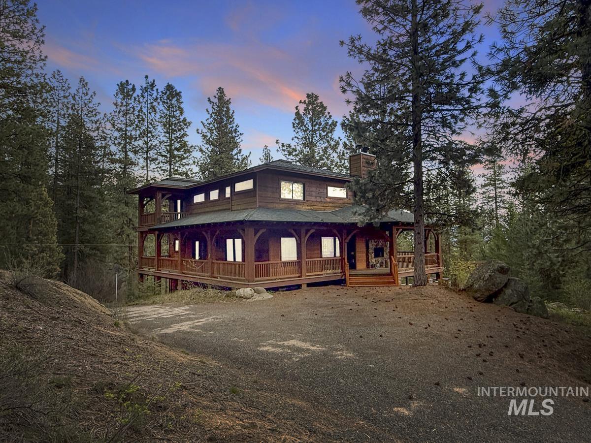 4 Chino Spur, Cascade, Idaho 83611, 3 Bedrooms, 3 Bathrooms, Residential For Sale, Price $1,700,000, 98979125