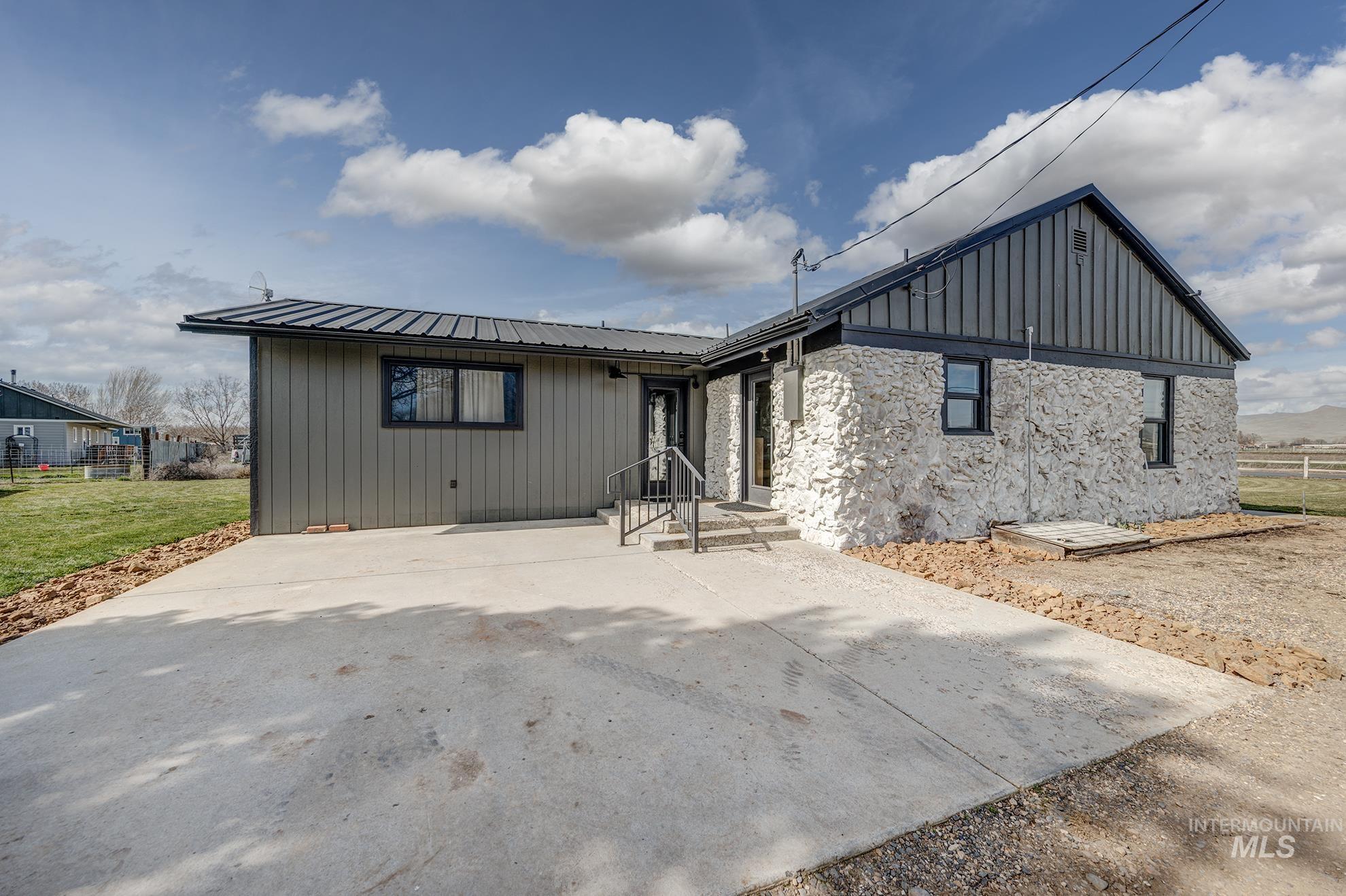 1009 County Road 70, Weiser, Idaho 83672, 3 Bedrooms, 2 Bathrooms, Residential For Sale, Price $469,000, 98979129