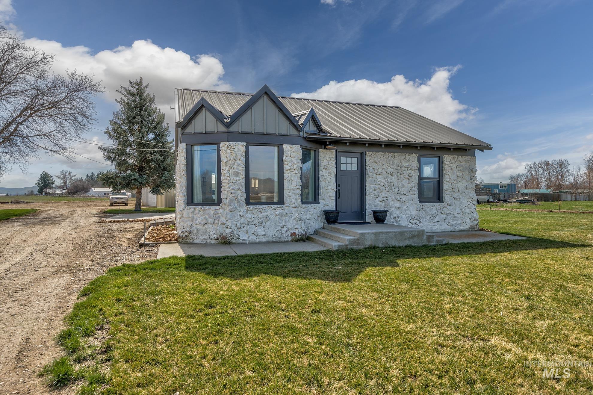 1009 County Road 70, Weiser, Idaho 83672, 3 Bedrooms, 2 Bathrooms, Residential For Sale, Price $469,000, 98979129