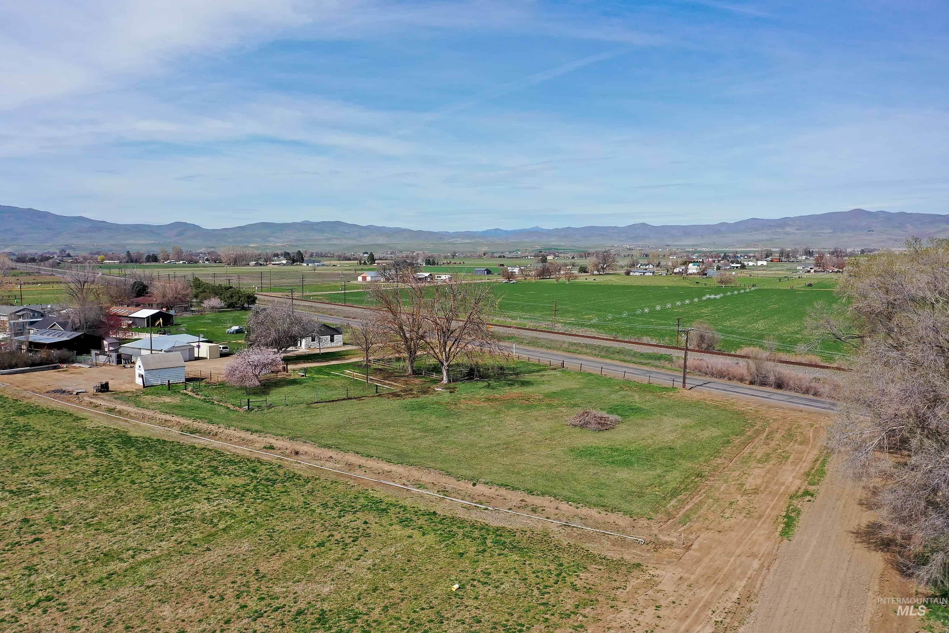 1009 County Road 70, Weiser, Idaho 83672, 3 Bedrooms, 2 Bathrooms, Residential For Sale, Price $469,000, 98979129