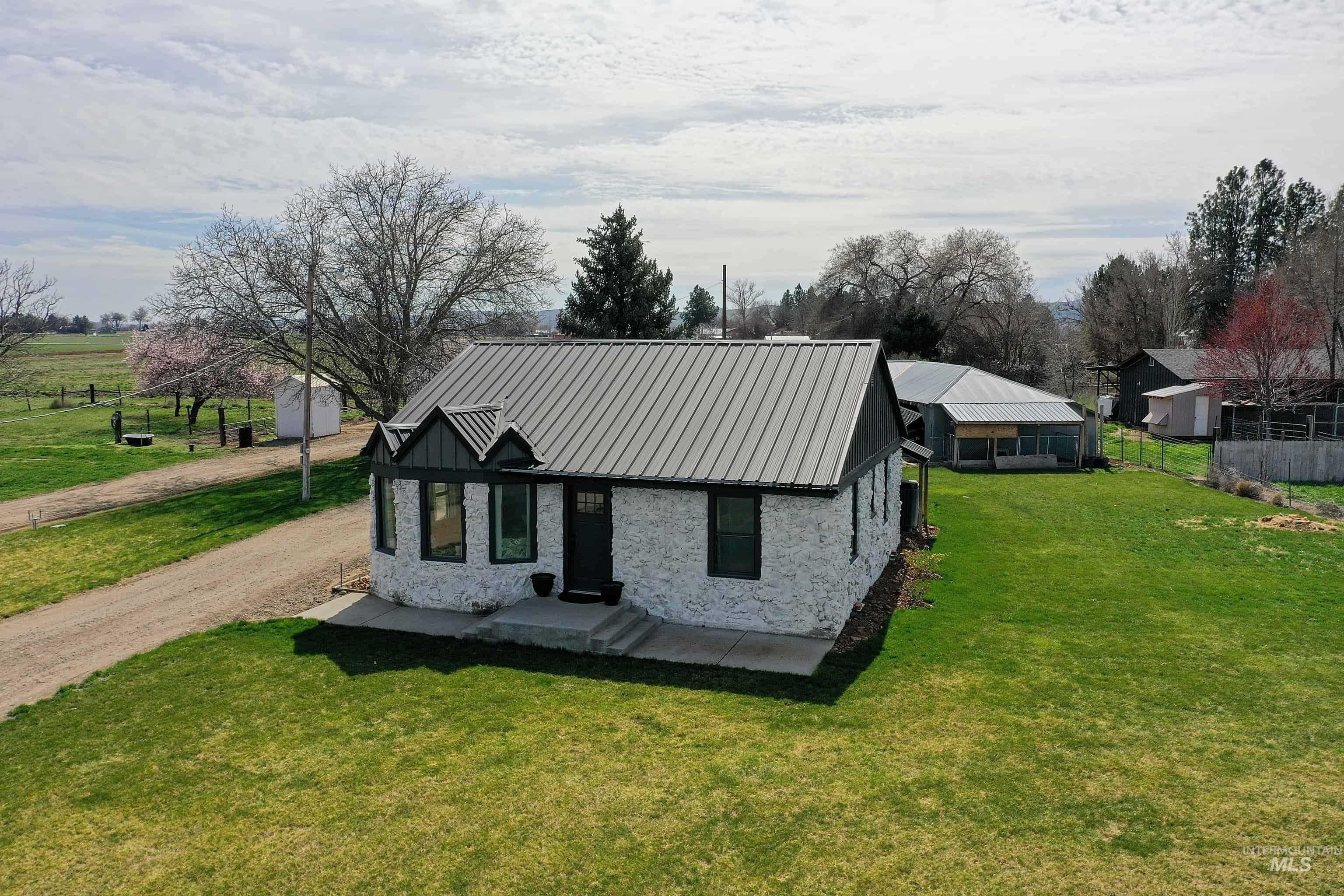 1009 County Road 70, Weiser, Idaho 83672, 3 Bedrooms, 2 Bathrooms, Residential For Sale, Price $469,000, 98979129