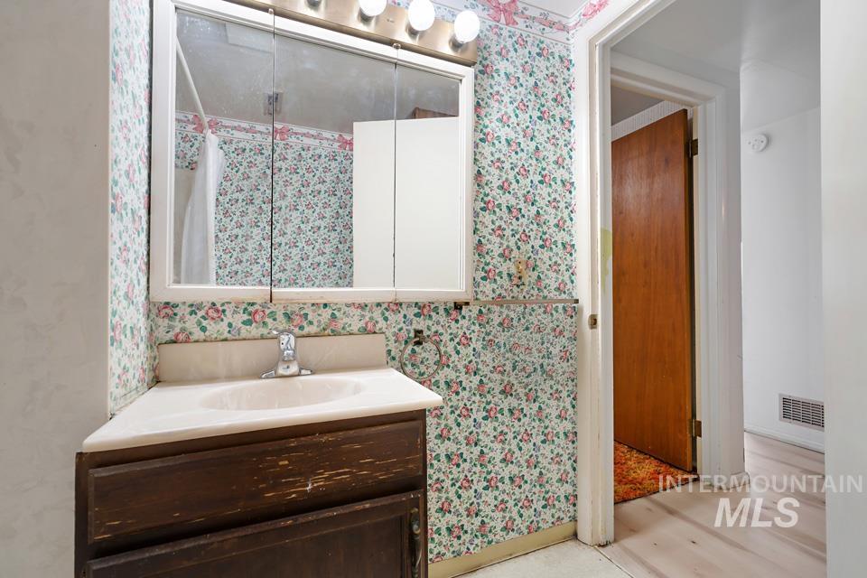 489 NW 4th Ave, Ontario, Oregon 97914, 3 Bedrooms, 1.5 Bathrooms, Residential For Sale, Price $320,000, 98979137