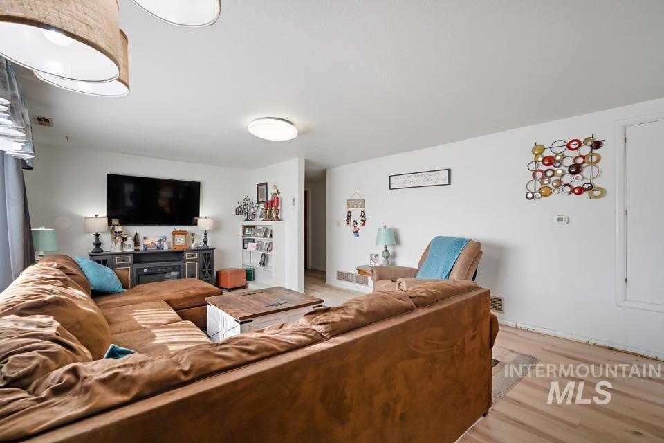 489 NW 4th Ave, Ontario, Oregon 97914, 3 Bedrooms, 1.5 Bathrooms, Residential For Sale, Price $320,000, 98979137