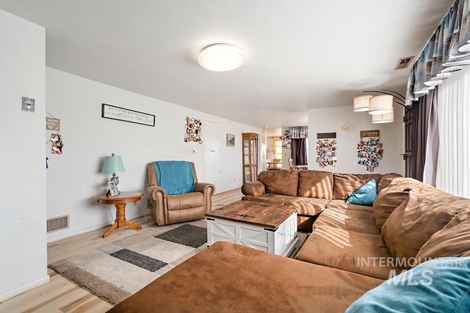 489 NW 4th Ave, Ontario, Oregon 97914, 3 Bedrooms, 1.5 Bathrooms, Residential For Sale, Price $320,000, 98979137