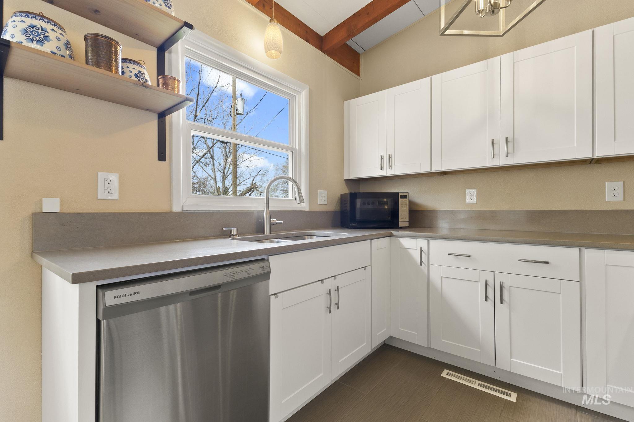 1403 N Ohio Avenue, Caldwell, Idaho 83605, 4 Bedrooms, 2 Bathrooms, Residential For Sale, Price $349,500, 98979142