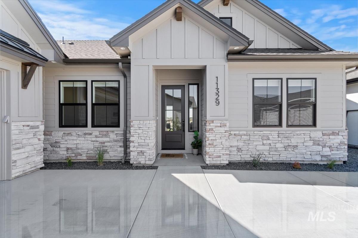 11329 S Corballis Ln., Kuna, Idaho 83634, 3 Bedrooms, 2 Bathrooms, Residential For Sale, Price $739,990,MLS 98979148
