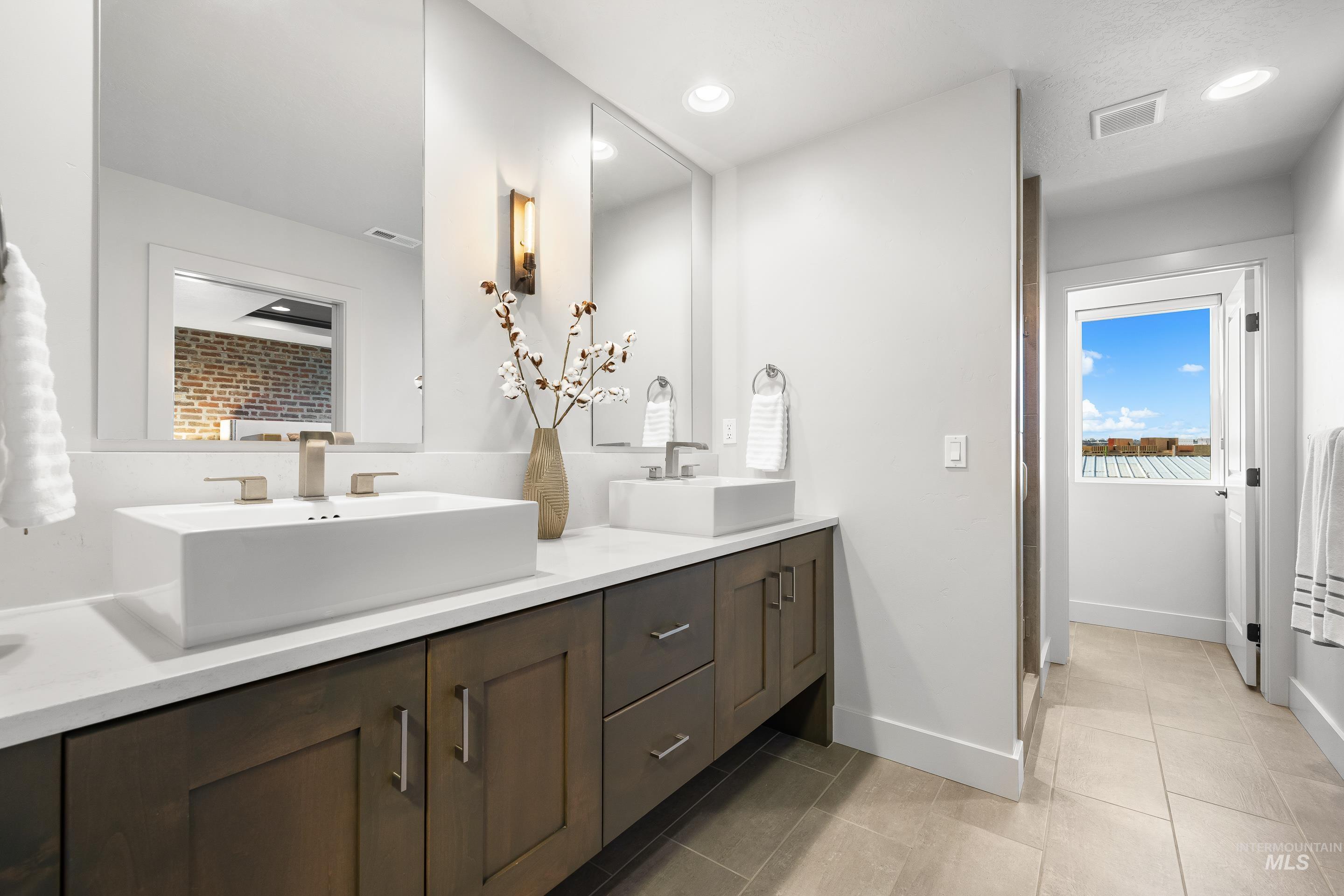 3707 E Parkcenter Blvd, Boise, Idaho 83716, 3 Bedrooms, 3 Bathrooms, Residential For Sale, Price $634,999, 98979151