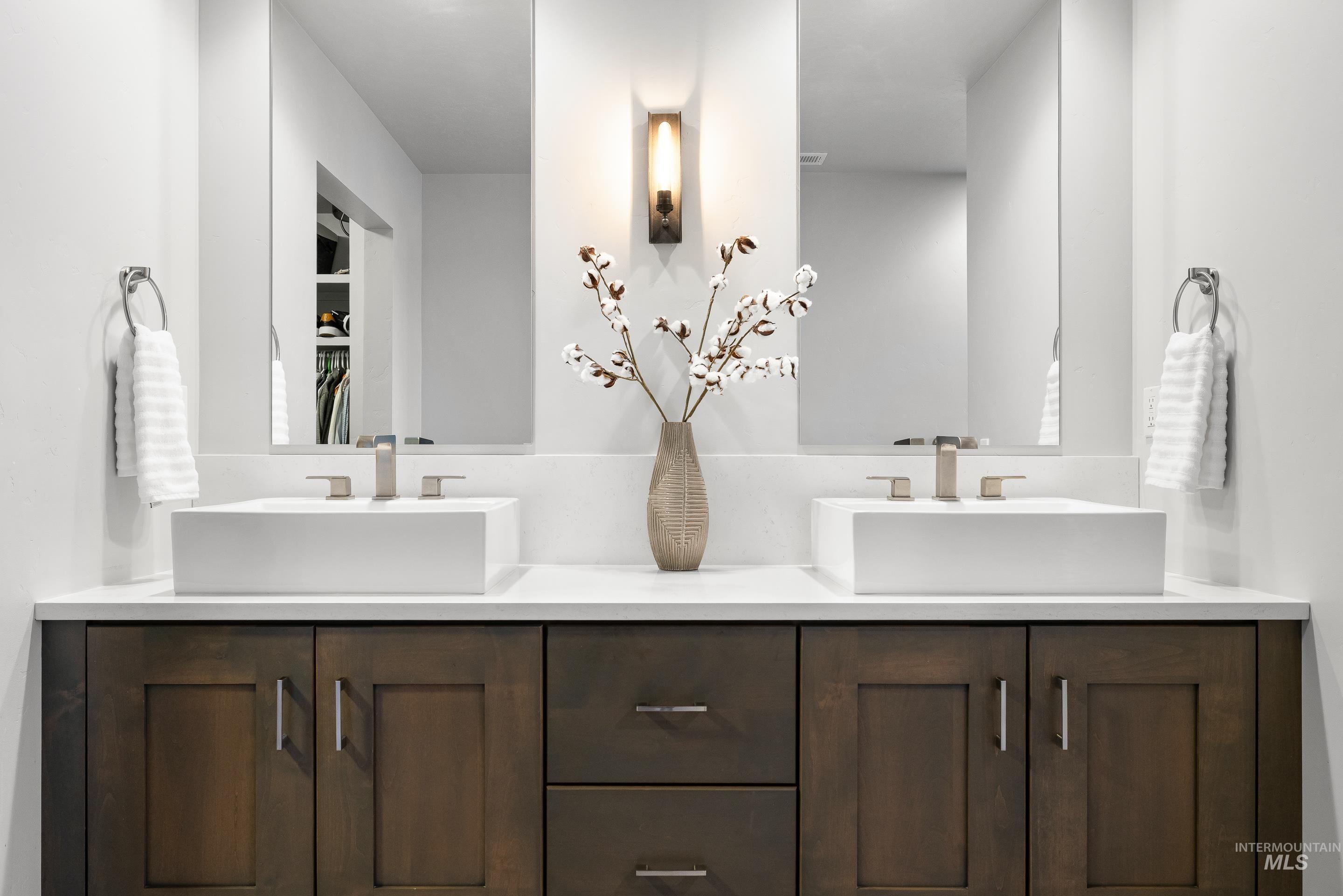 3707 E Parkcenter Blvd, Boise, Idaho 83716, 3 Bedrooms, 3 Bathrooms, Residential For Sale, Price $634,999, 98979151