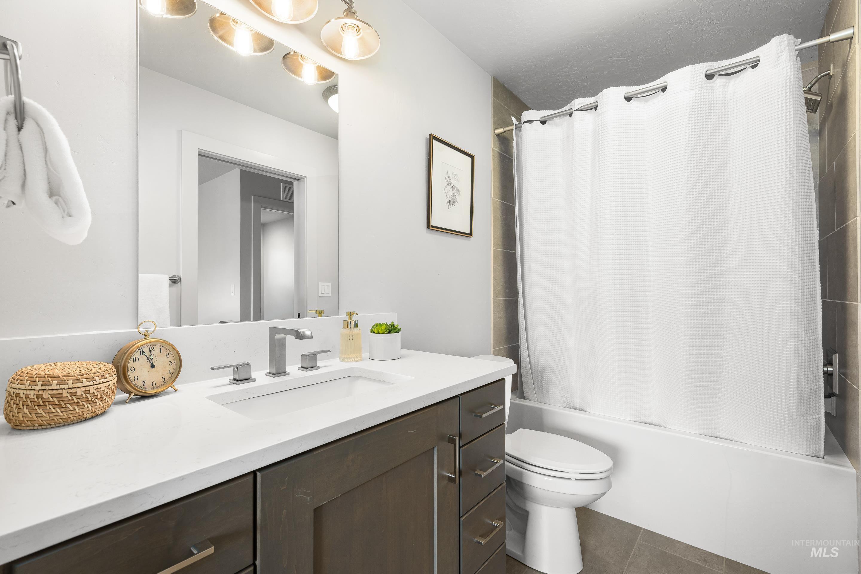 3707 E Parkcenter Blvd, Boise, Idaho 83716, 3 Bedrooms, 3 Bathrooms, Residential For Sale, Price $634,999, 98979151