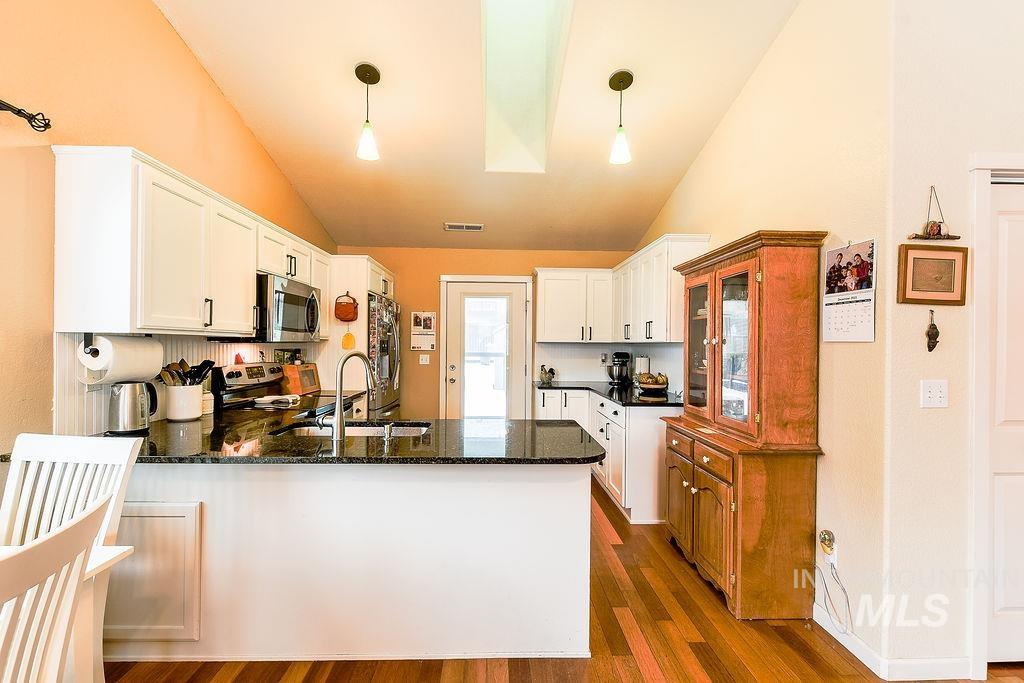 2609 White Ave., Moscow, Idaho 83843, 3 Bedrooms, 2 Bathrooms, Residential For Sale, Price $449,000,MLS 98979166