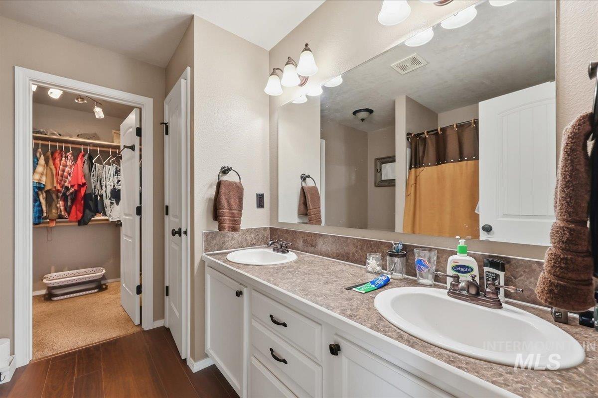 3856 Wood Way, New Plymouth, Idaho 83655, 4 Bedrooms, 2.5 Bathrooms, Residential For Sale, Price $568,900,MLS 98979199