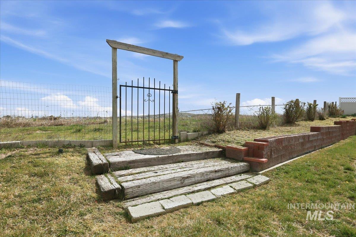 3856 Wood Way, New Plymouth, Idaho 83655, 4 Bedrooms, 2.5 Bathrooms, Residential For Sale, Price $568,900,MLS 98979199