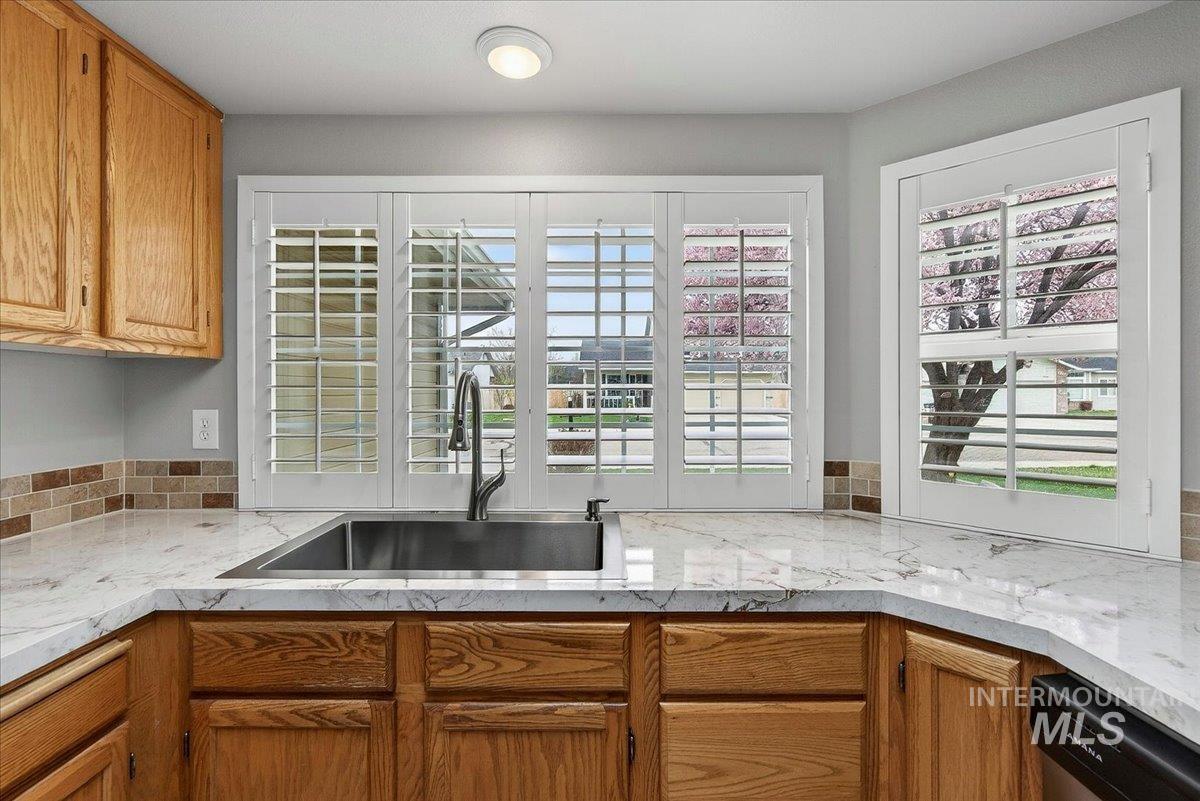 1909 E Glenloch St, Meridian, Idaho 83646-5787, 3 Bedrooms, 2 Bathrooms, Residential For Sale, Price $429,000,MLS 98979212