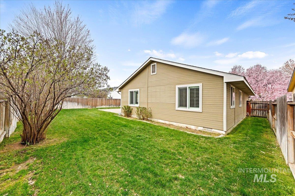 1909 E Glenloch St, Meridian, Idaho 83646-5787, 3 Bedrooms, 2 Bathrooms, Residential For Sale, Price $429,000,MLS 98979212