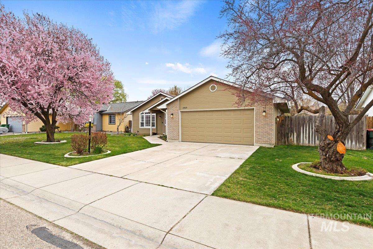 1909 E Glenloch St, Meridian, Idaho 83646-5787, 3 Bedrooms, 2 Bathrooms, Residential For Sale, Price $429,000,MLS 98979212