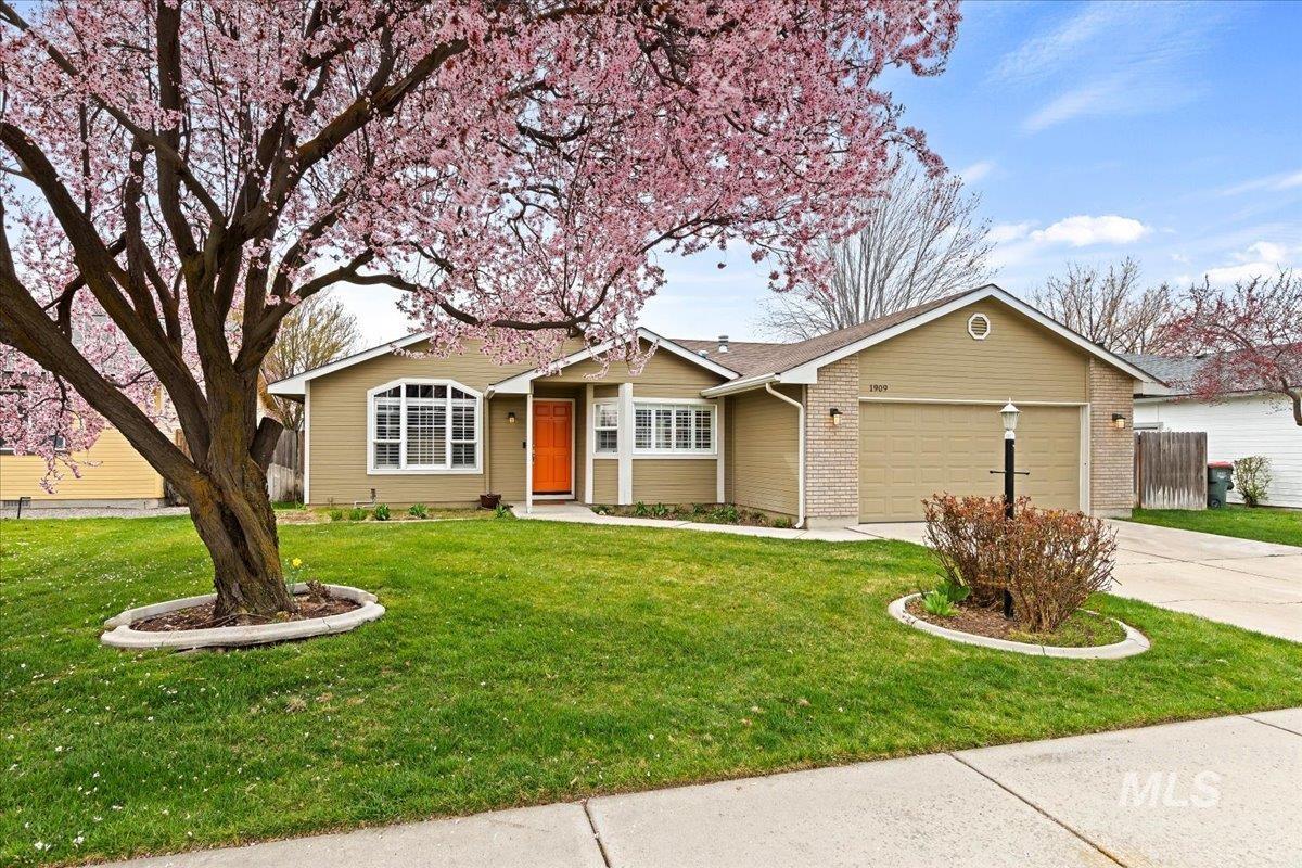 1909 E Glenloch St, Meridian, Idaho 83646-5787, 3 Bedrooms, 2 Bathrooms, Residential For Sale, Price $429,000,MLS 98979212