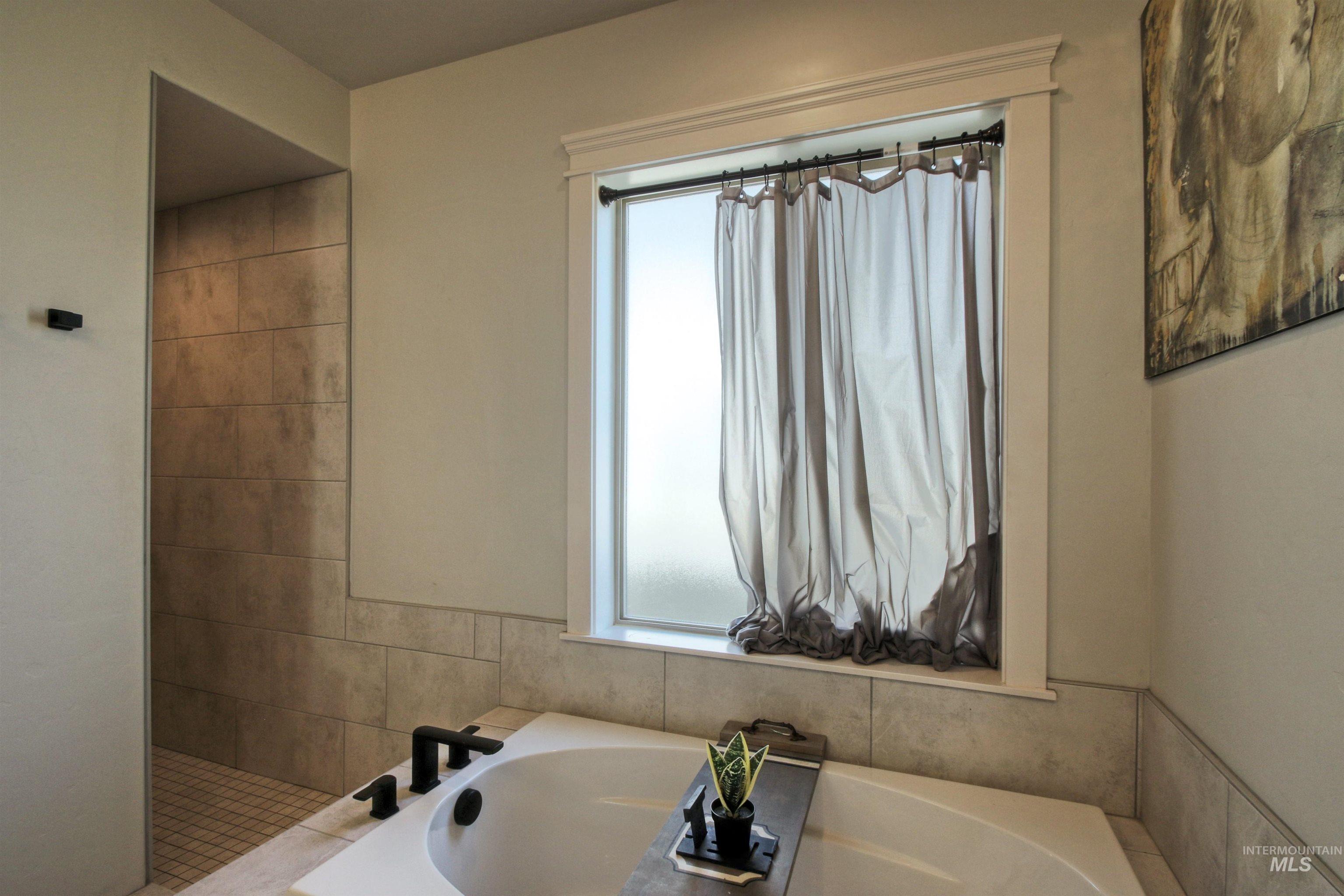 3824 W Lesina Dr., Meridian, Idaho 83646, 3 Bedrooms, 2 Bathrooms, Residential For Sale, Price $674,900, 98979246