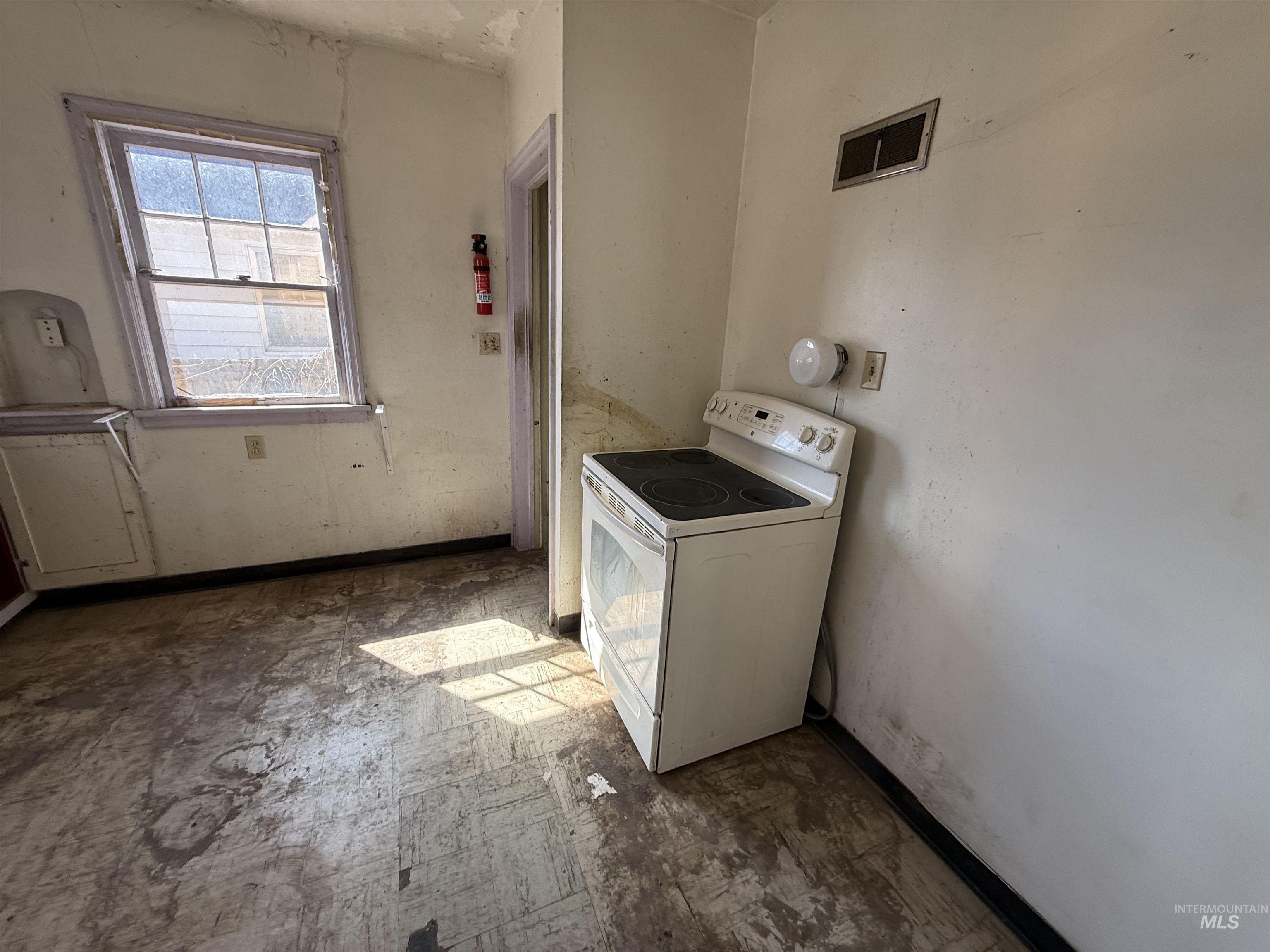 319 20th Ave South, Nampa, Idaho 83651, 3 Bedrooms, 2 Bathrooms, Residential For Sale, Price $179,900,MLS 98979257