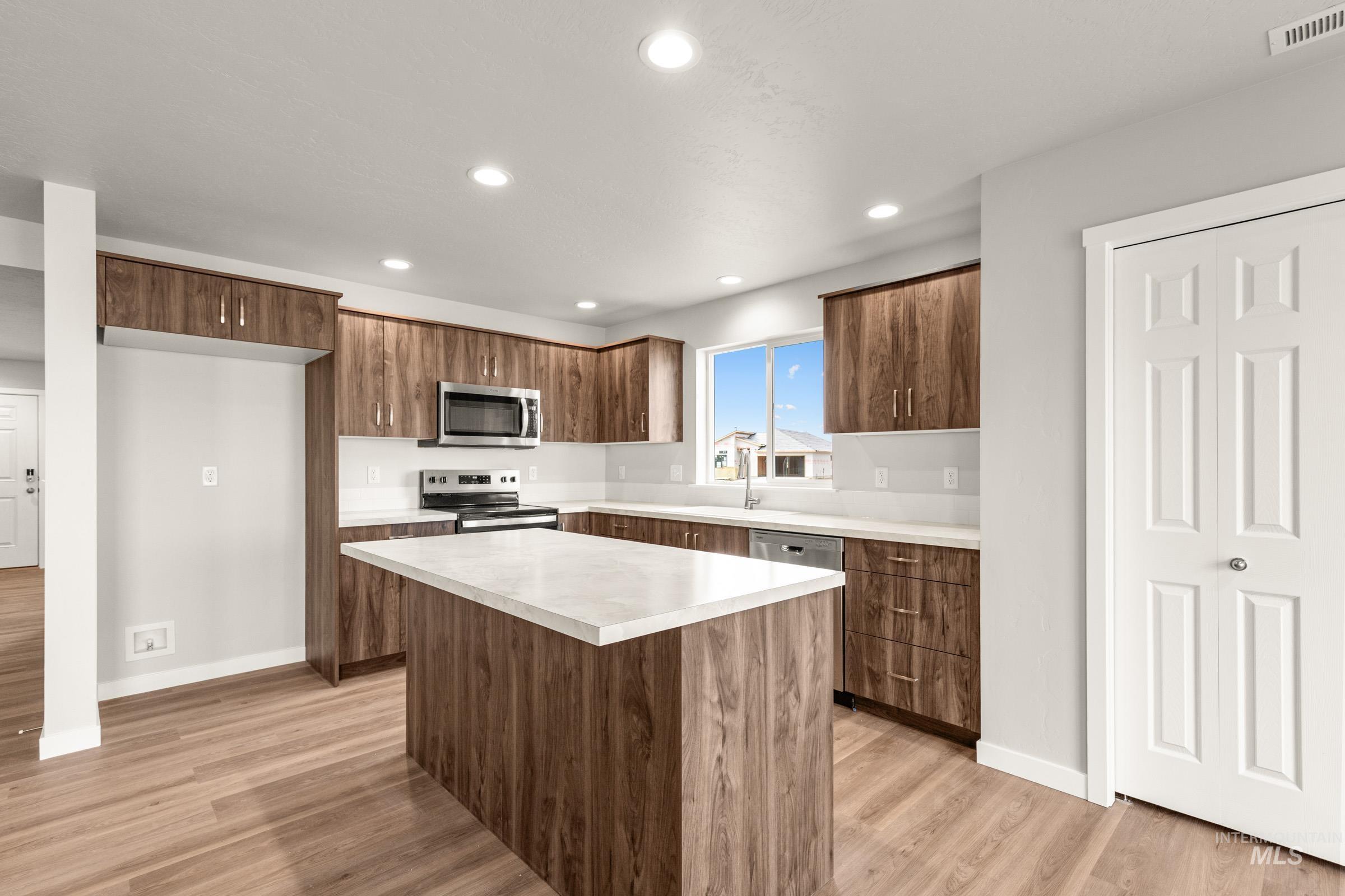 13704 Redway Ct, Caldwell, Idaho 83607, 5 Bedrooms, 3 Bathrooms, Residential For Sale, Price $474,990, 98979265