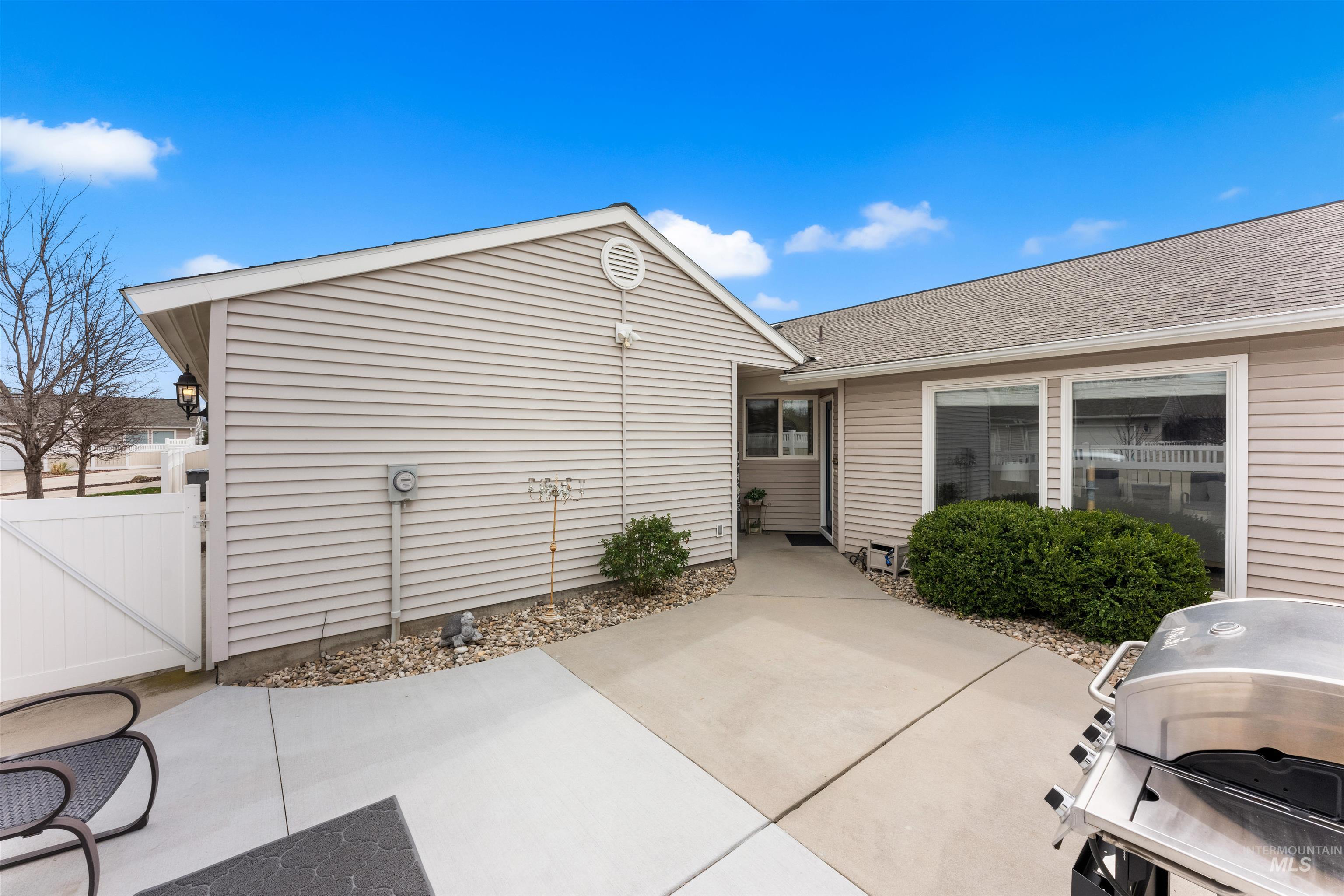 9755 W Woodland Lane, Boise, Idaho 83704, 2 Bedrooms, 2 Bathrooms, Residential For Sale, Price $390,000, 98979270