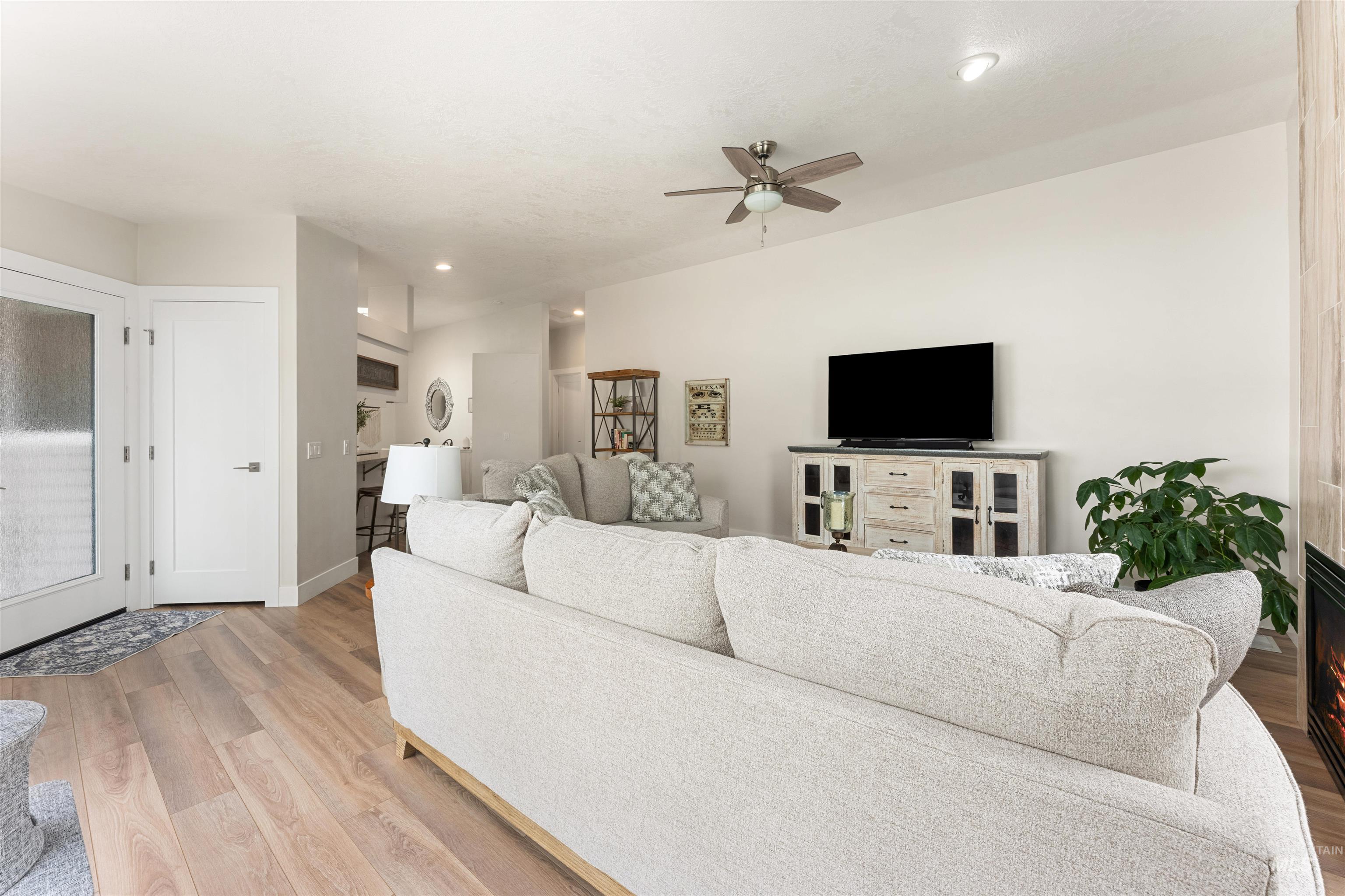 9755 W Woodland Lane, Boise, Idaho 83704, 2 Bedrooms, 2 Bathrooms, Residential For Sale, Price $390,000, 98979270