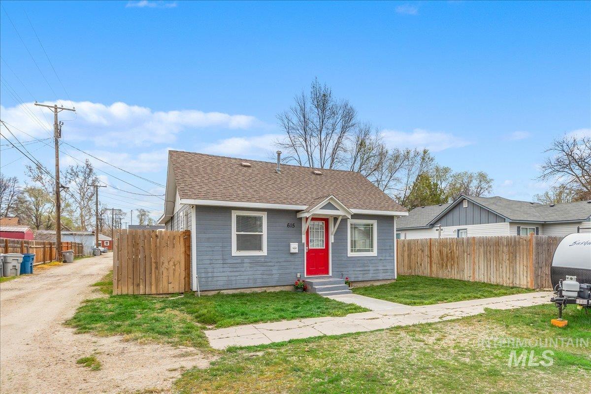 615 S 4th Ave, Caldwell, Idaho 83605, 2 Bedrooms, 1.5 Bathrooms, Residential For Sale, Price $250,000,MLS 98979275