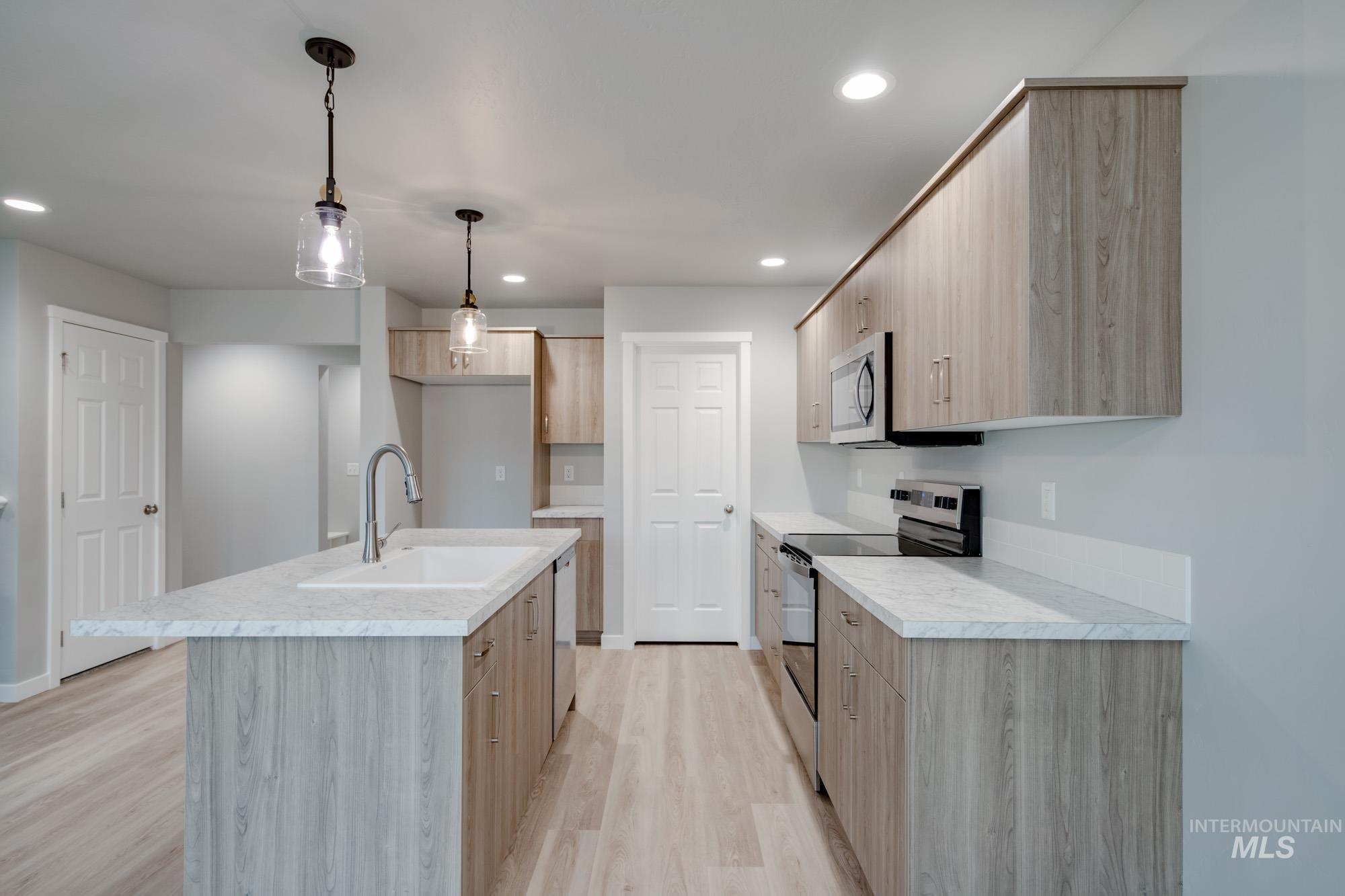 37 S Sweetgrass Ave, Nampa, Idaho 83651, 3 Bedrooms, 2.5 Bathrooms, Residential For Sale, Price $404,990,MLS 98979363