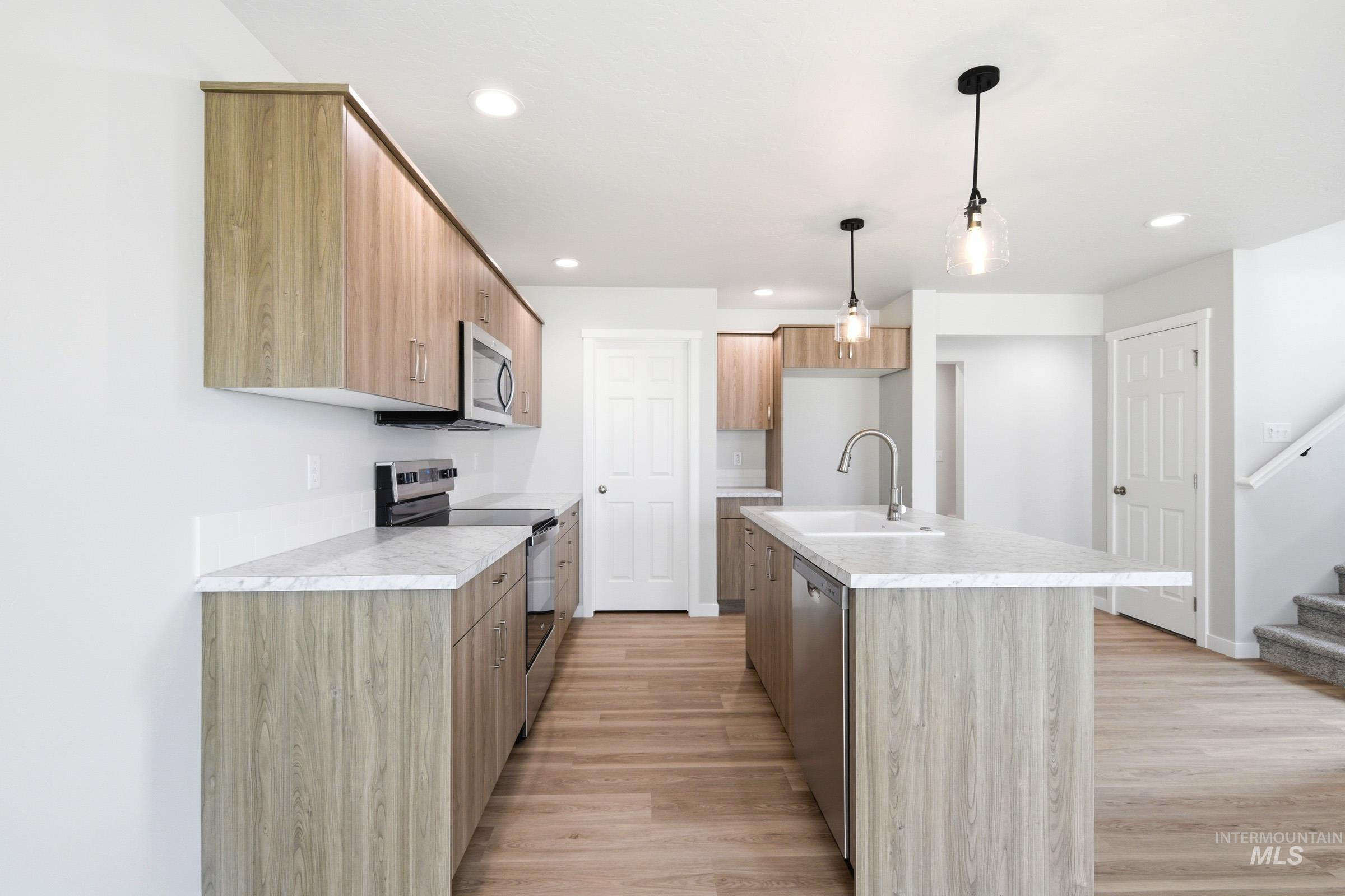 37 S Sweetgrass Ave, Nampa, Idaho 83651, 3 Bedrooms, 2.5 Bathrooms, Residential For Sale, Price $404,990, 98979363