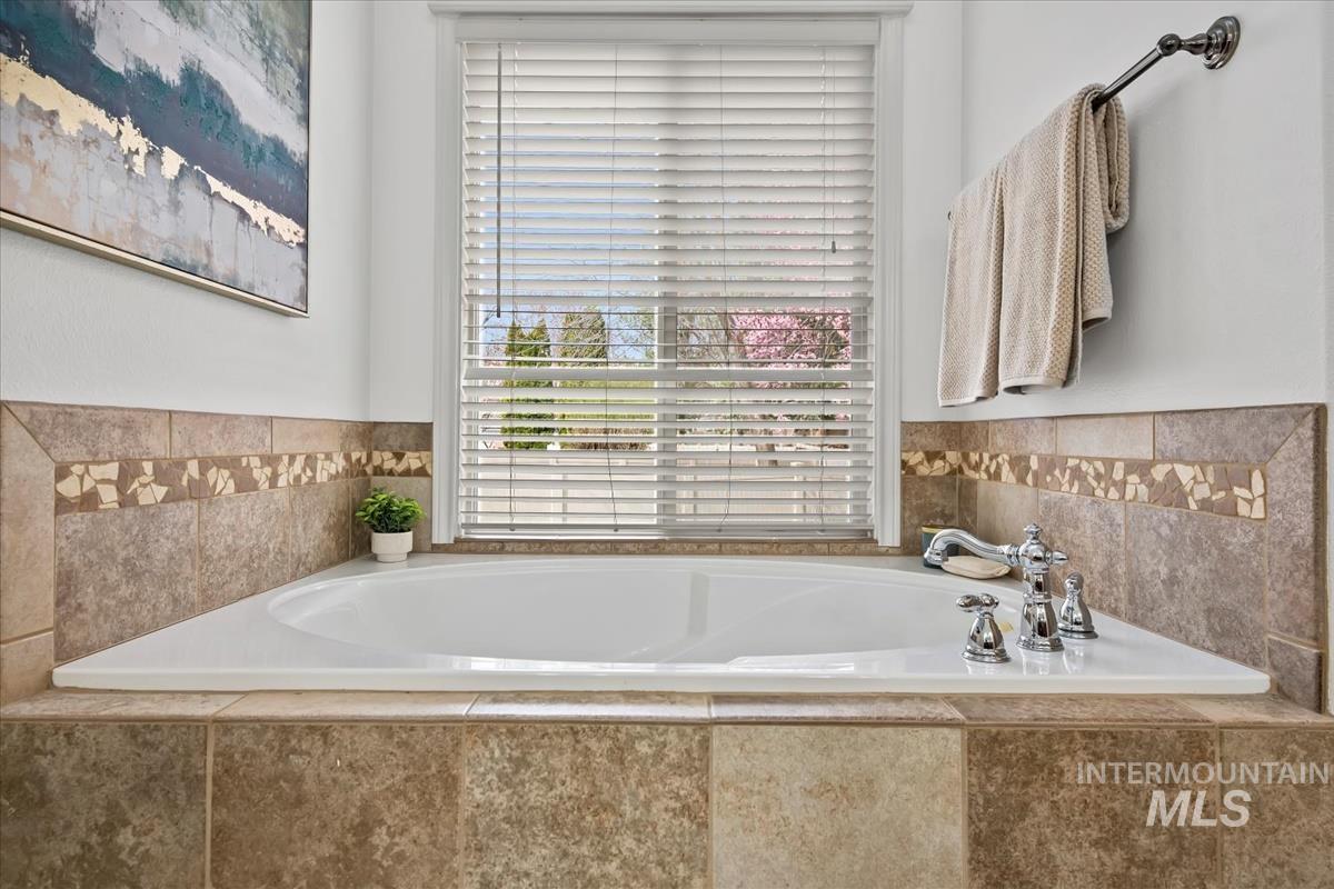 4240 N Buckstone Pl, Meridian, Idaho 83646, 3 Bedrooms, 2.5 Bathrooms, Residential For Sale, Price $659,900,MLS 98979386