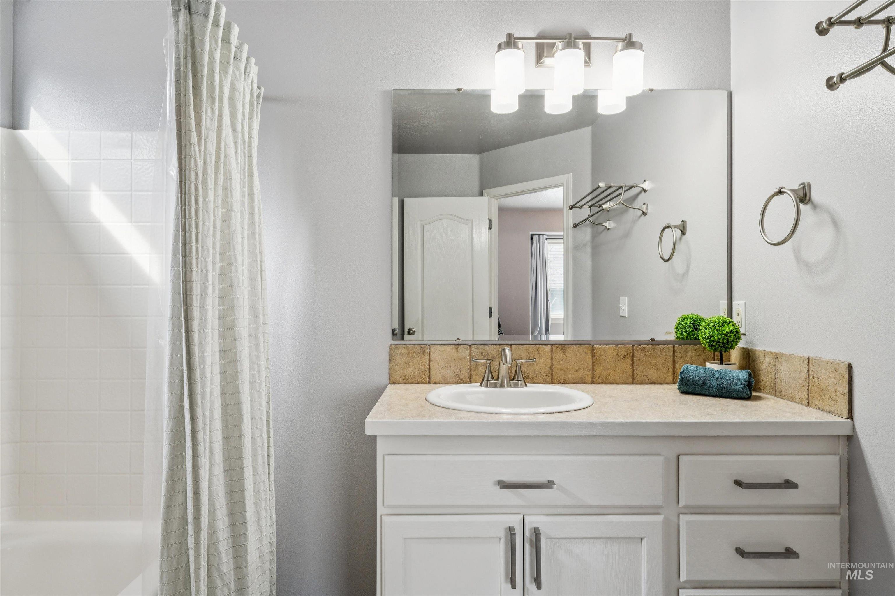 3400 S Wood River Ave., Nampa, Idaho 83686, 3 Bedrooms, 2 Bathrooms, Residential For Sale, Price $369,000,MLS 98979402