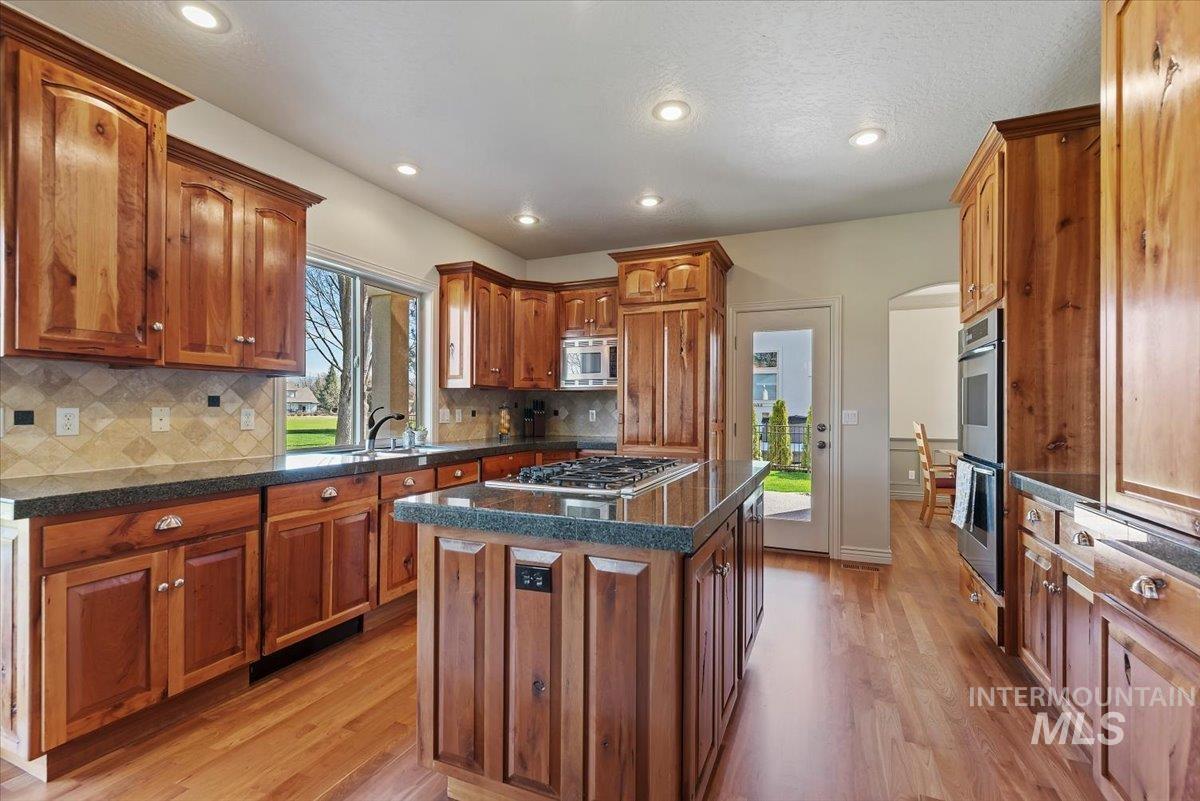 1104 W Colchester Drive, Eagle, Idaho 83616, 4 Bedrooms, 3 Bathrooms, Residential For Sale, Price $1,075,000,MLS 98979415