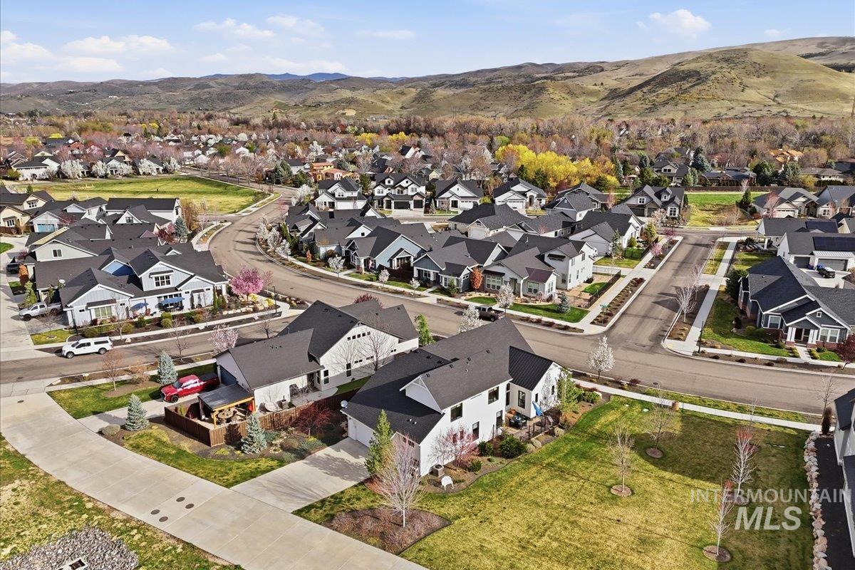 3873 W Hidden Springs Dr, Boise, Idaho 83714, 3 Bedrooms, 2.5 Bathrooms, Residential For Sale, Price $769,900,MLS 98979426