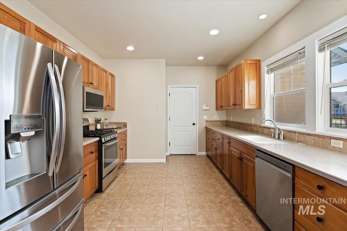 191 S Spring Lake Way, Star, Idaho 83669, 3 Bedrooms, 2.5 Bathrooms, Residential For Sale, Price $569,900,MLS 98979428