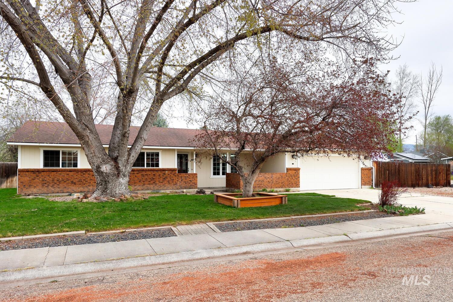 9160 W Austin St, Garden City, Idaho 83714-1508, 4 Bedrooms, 3 Bathrooms, Residential For Sale, Price $465,000,MLS 98979443