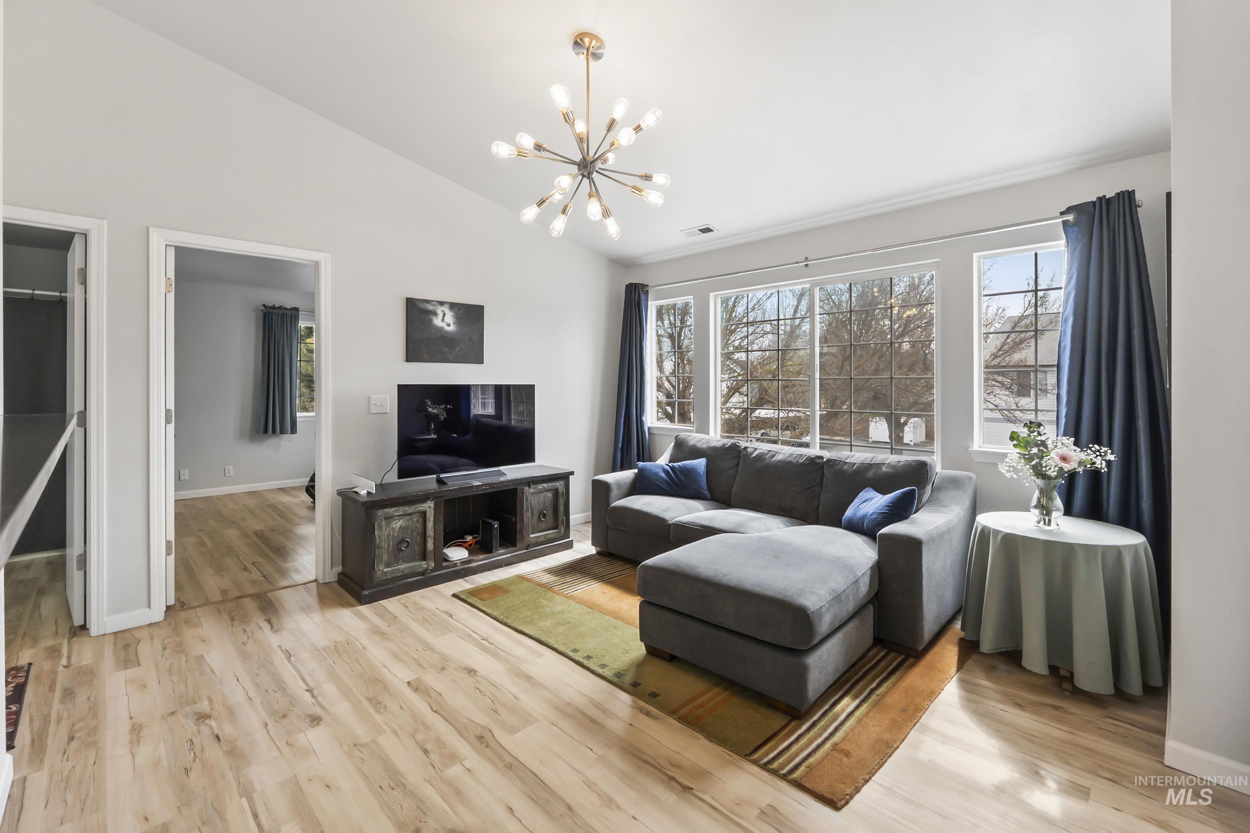 2261 S Challenger Lane, Boise, Idaho 83705, 2 Bedrooms, 2 Bathrooms, Residential For Sale, Price $299,900,MLS 98979452