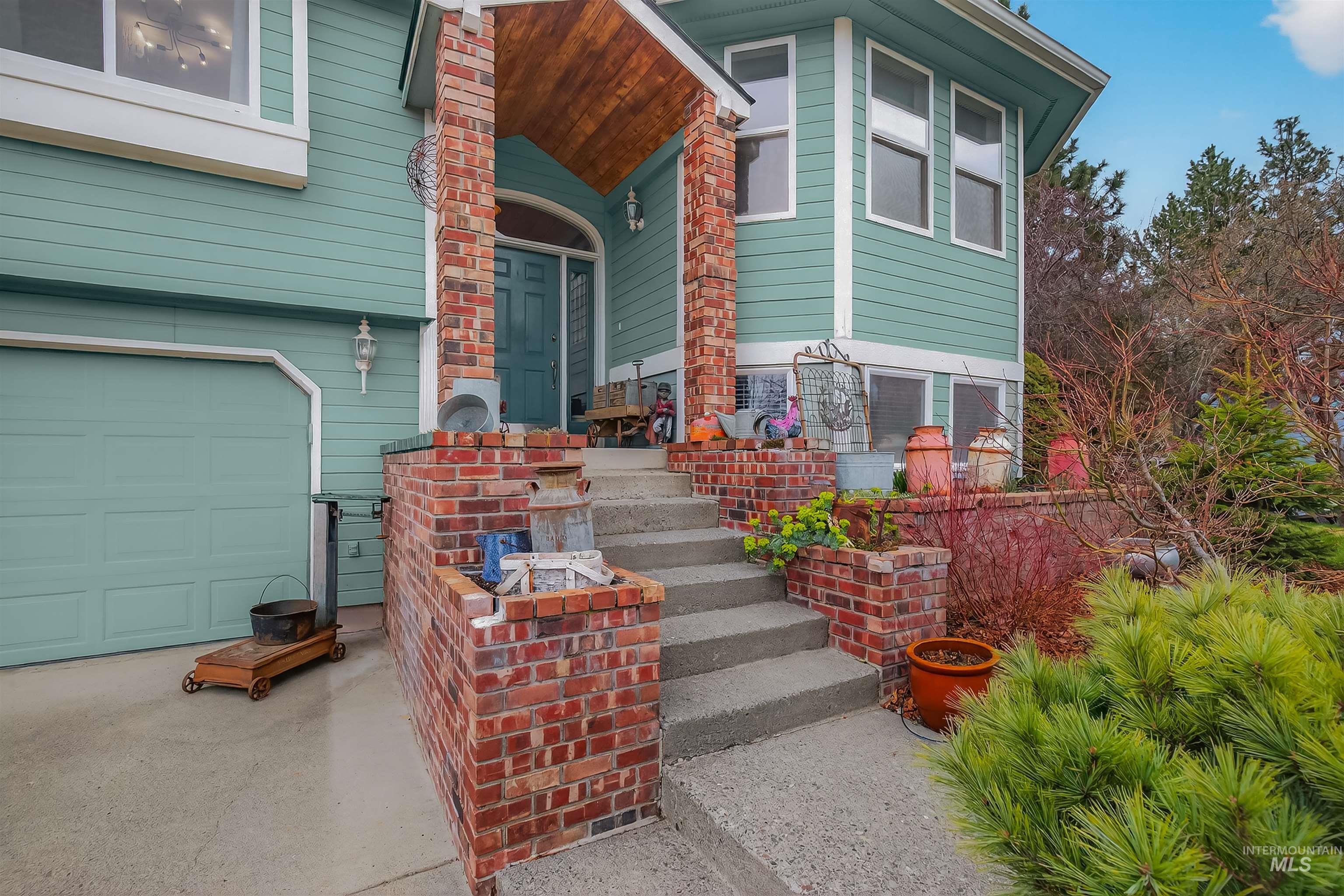 1691 Appaloosa Rd, Moscow, Idaho 83843, 3 Bedrooms, 3 Bathrooms, Residential For Sale, Price $549,000,MLS 98979458