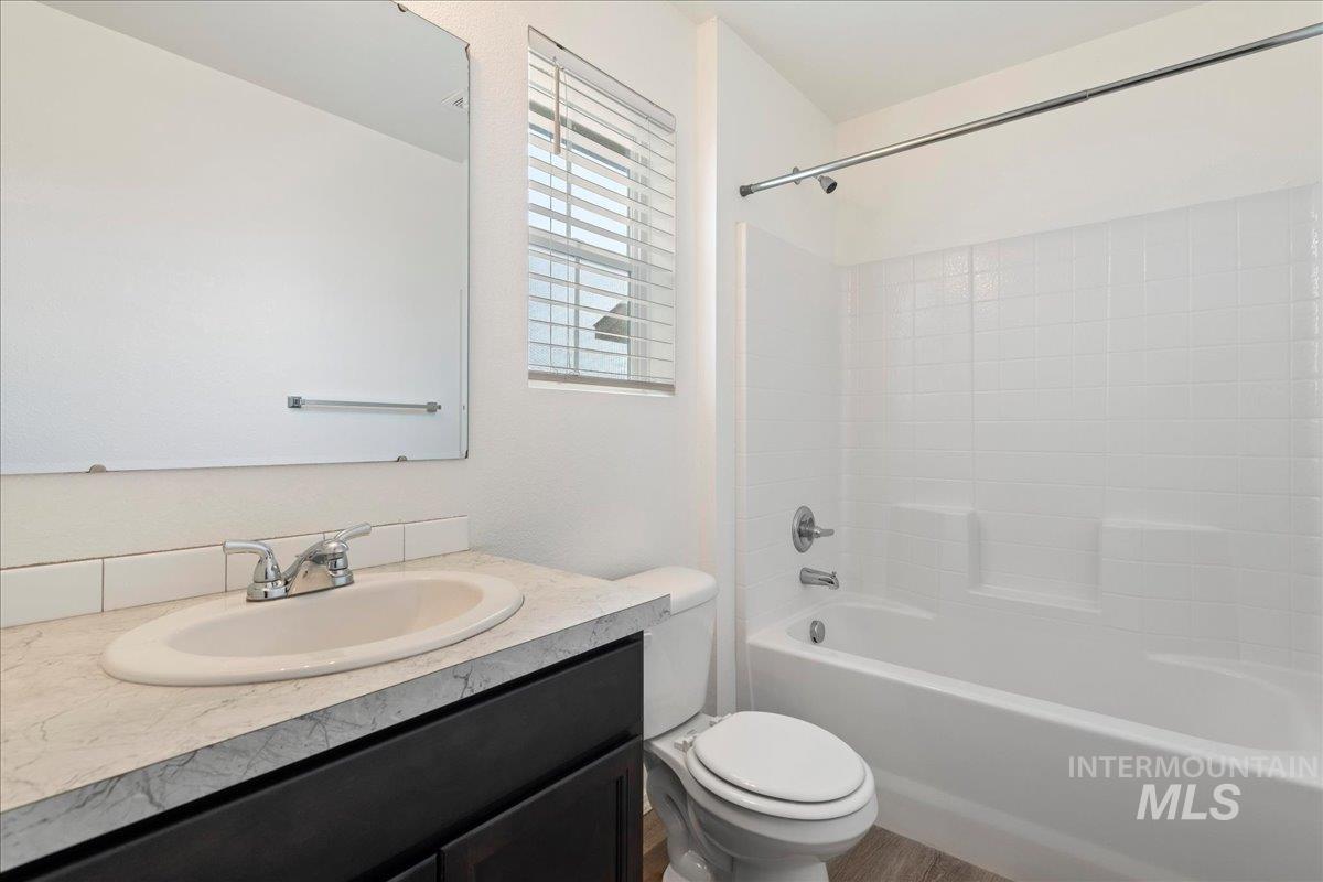 885 W Apple Pine St, Meridian, Idaho 83646-6058, 3 Bedrooms, 2.5 Bathrooms, Residential For Sale, Price $384,990,MLS 98979461