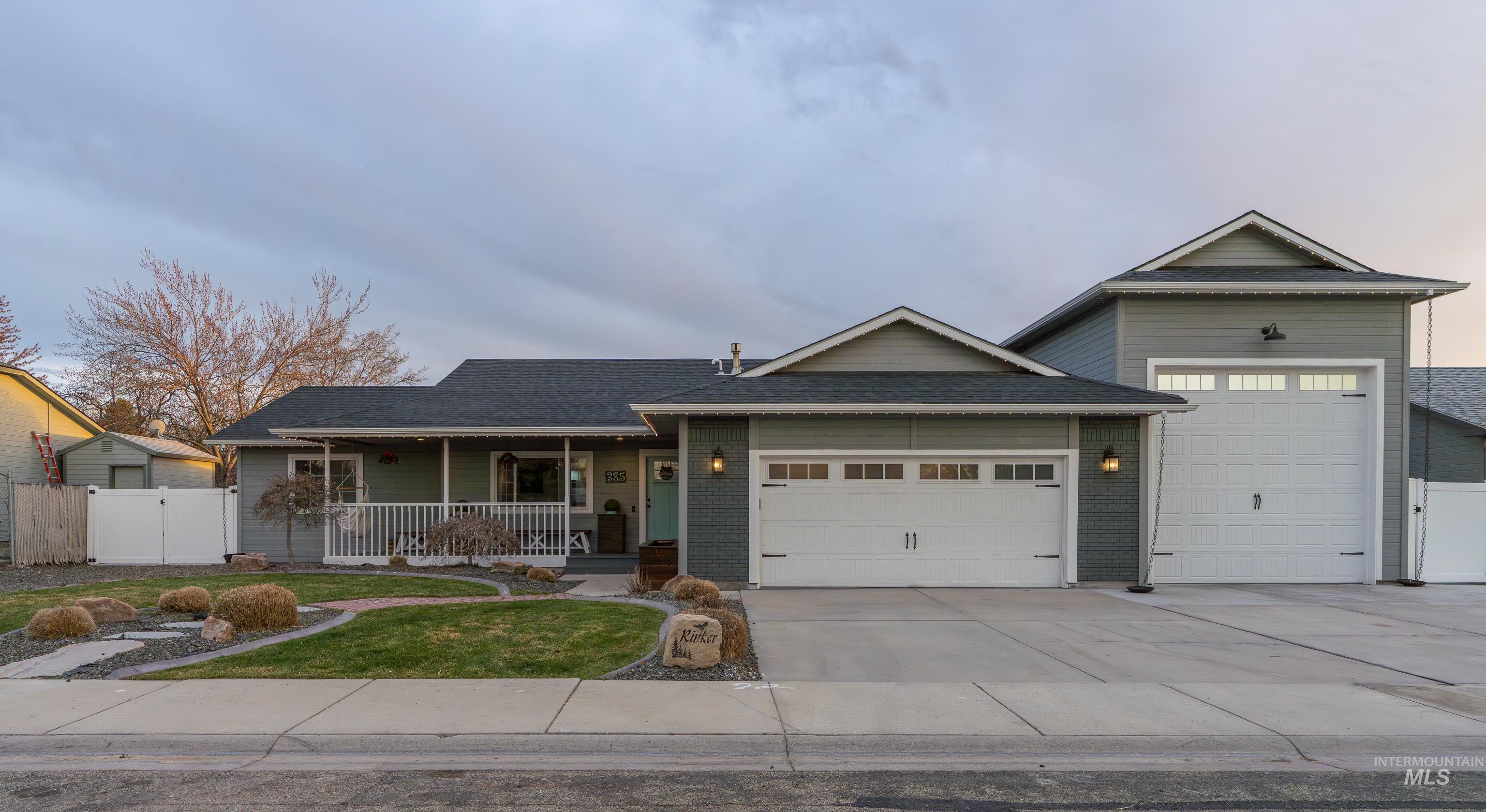 385 W Creekview Dr., Meridian, Idaho 83646, 4 Bedrooms, 3 Bathrooms, Residential For Sale, Price $689,900,MLS 98979462