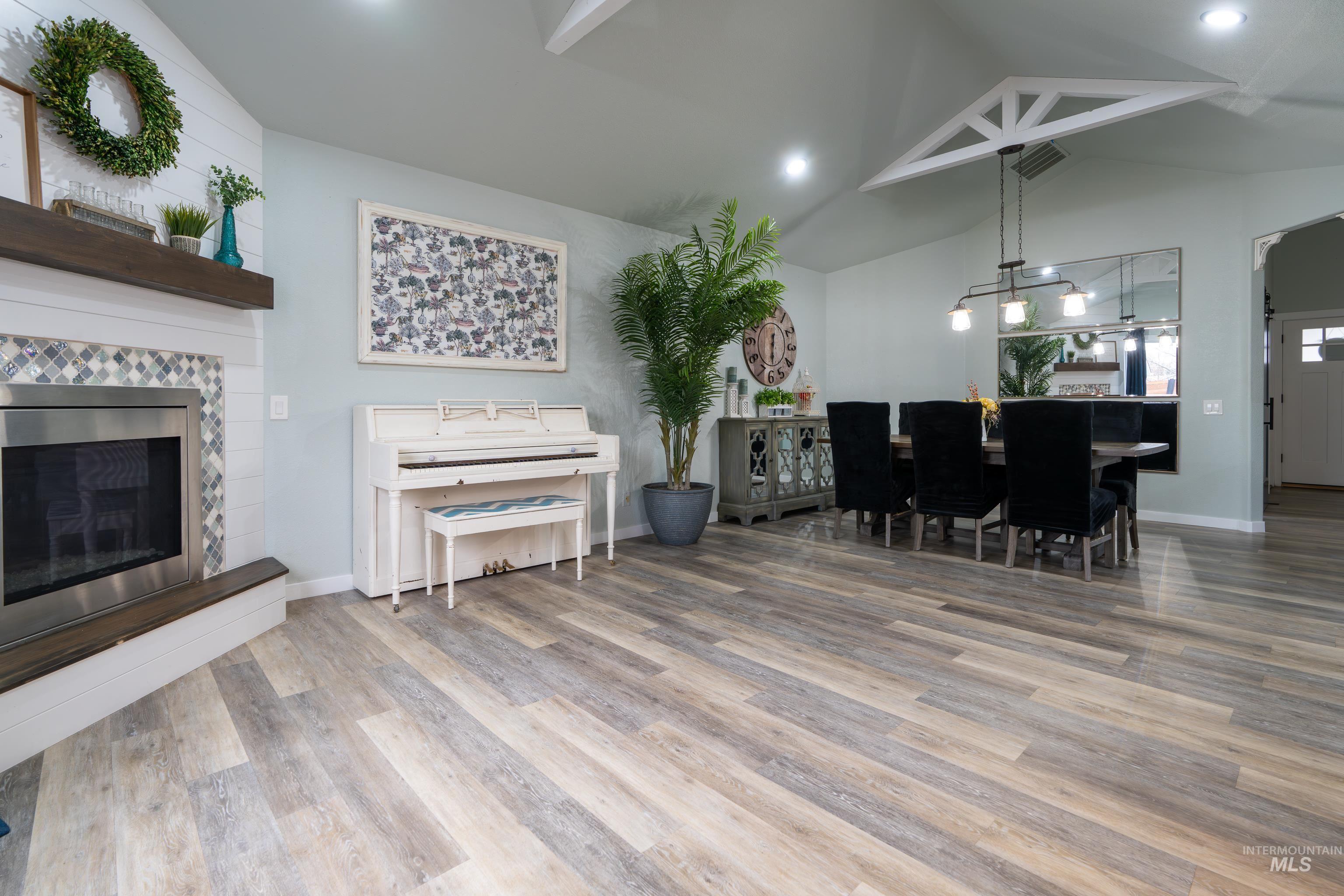 385 W Creekview Dr., Meridian, Idaho 83646, 4 Bedrooms, 3 Bathrooms, Residential For Sale, Price $689,900,MLS 98979462