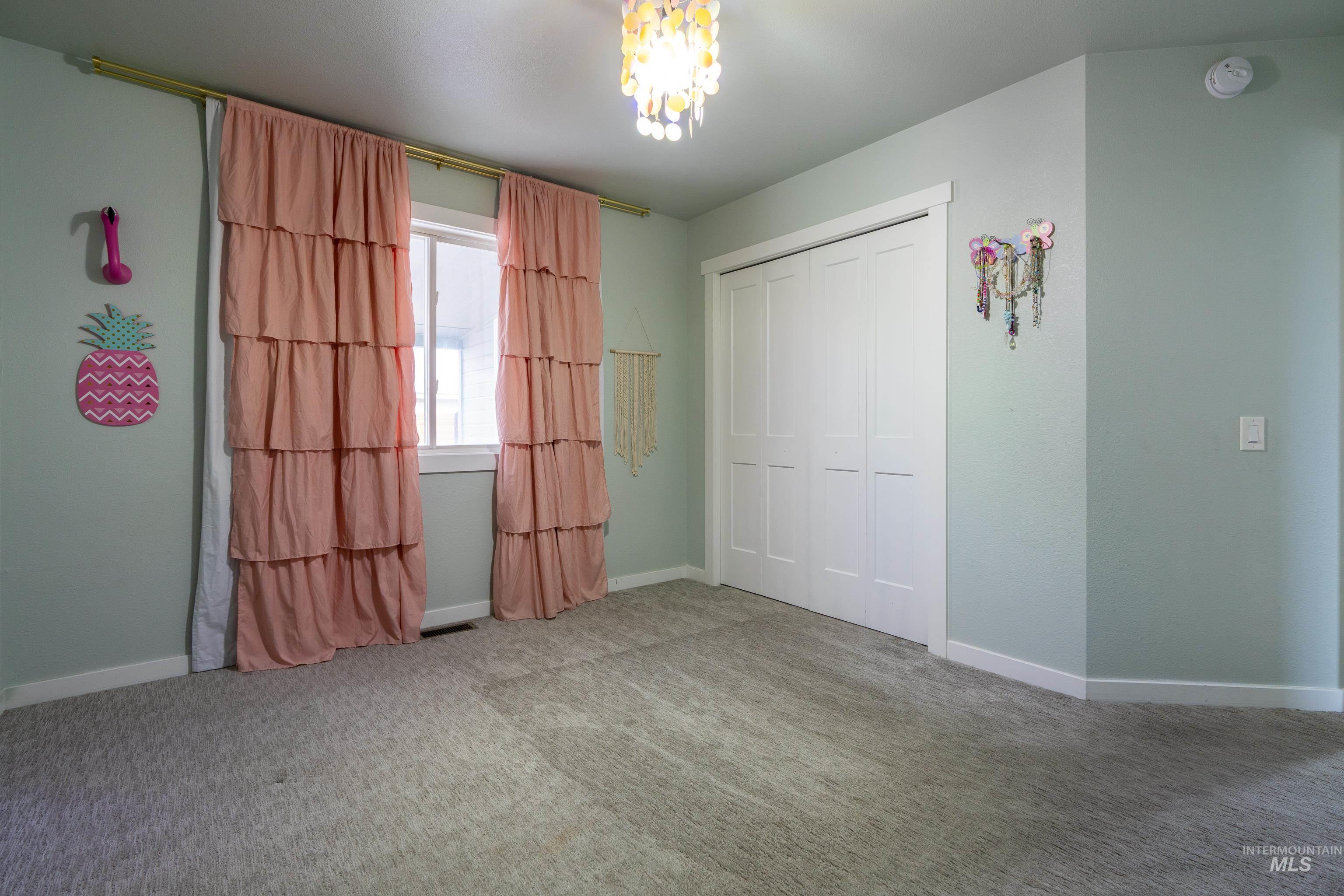 385 W Creekview Dr., Meridian, Idaho 83646, 4 Bedrooms, 3 Bathrooms, Residential For Sale, Price $689,900,MLS 98979462