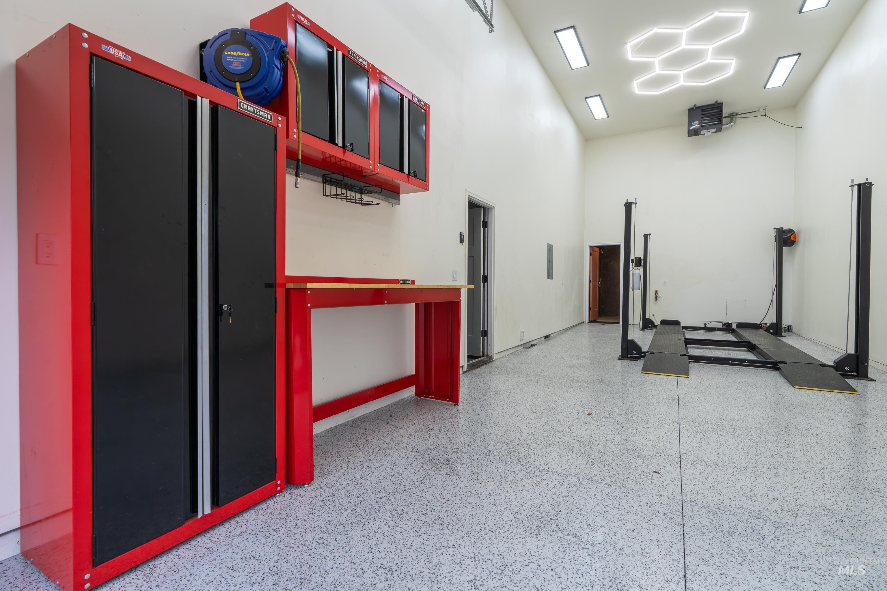 385 W Creekview Dr., Meridian, Idaho 83646, 4 Bedrooms, 3 Bathrooms, Residential For Sale, Price $689,900,MLS 98979462