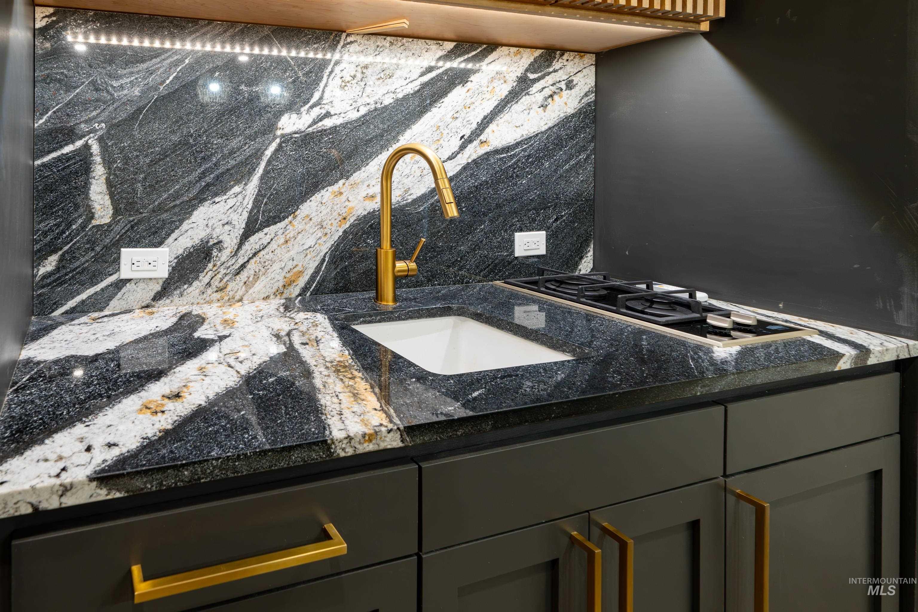 385 W Creekview Dr., Meridian, Idaho 83646, 4 Bedrooms, 3 Bathrooms, Residential For Sale, Price $689,900,MLS 98979462