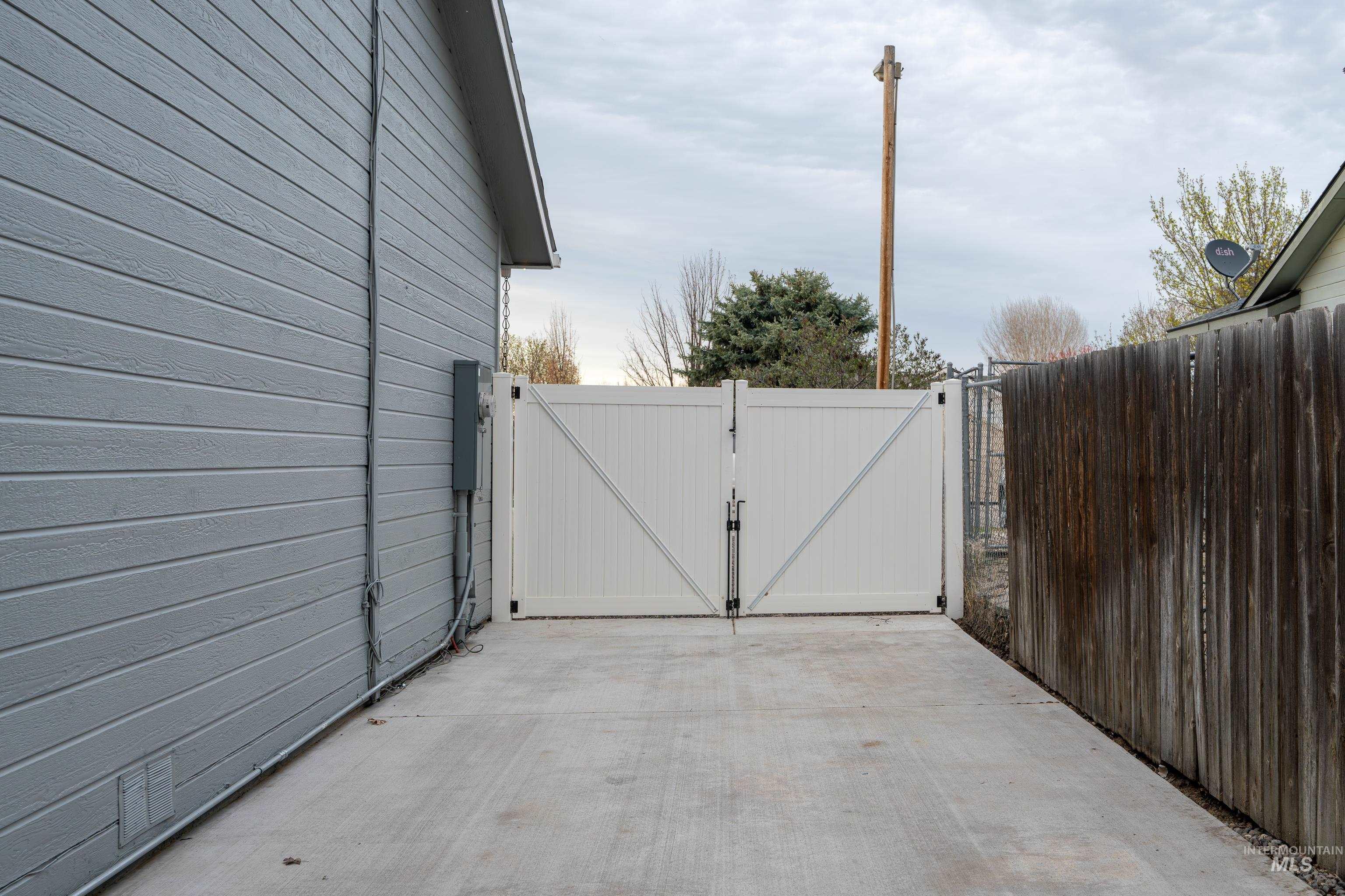 385 W Creekview Dr., Meridian, Idaho 83646, 4 Bedrooms, 3 Bathrooms, Residential For Sale, Price $689,900,MLS 98979462