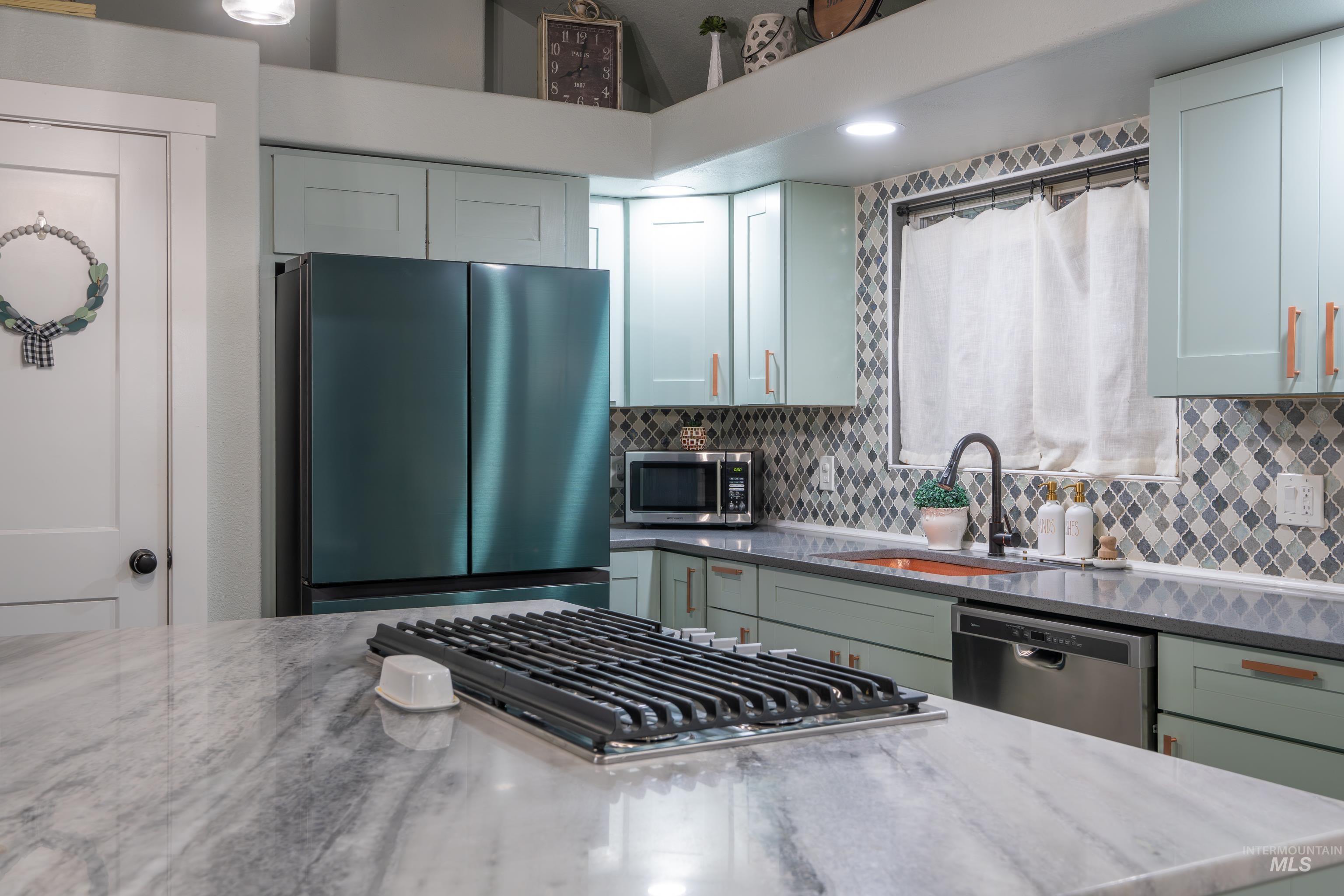 385 W Creekview Dr., Meridian, Idaho 83646, 4 Bedrooms, 3 Bathrooms, Residential For Sale, Price $689,900,MLS 98979462